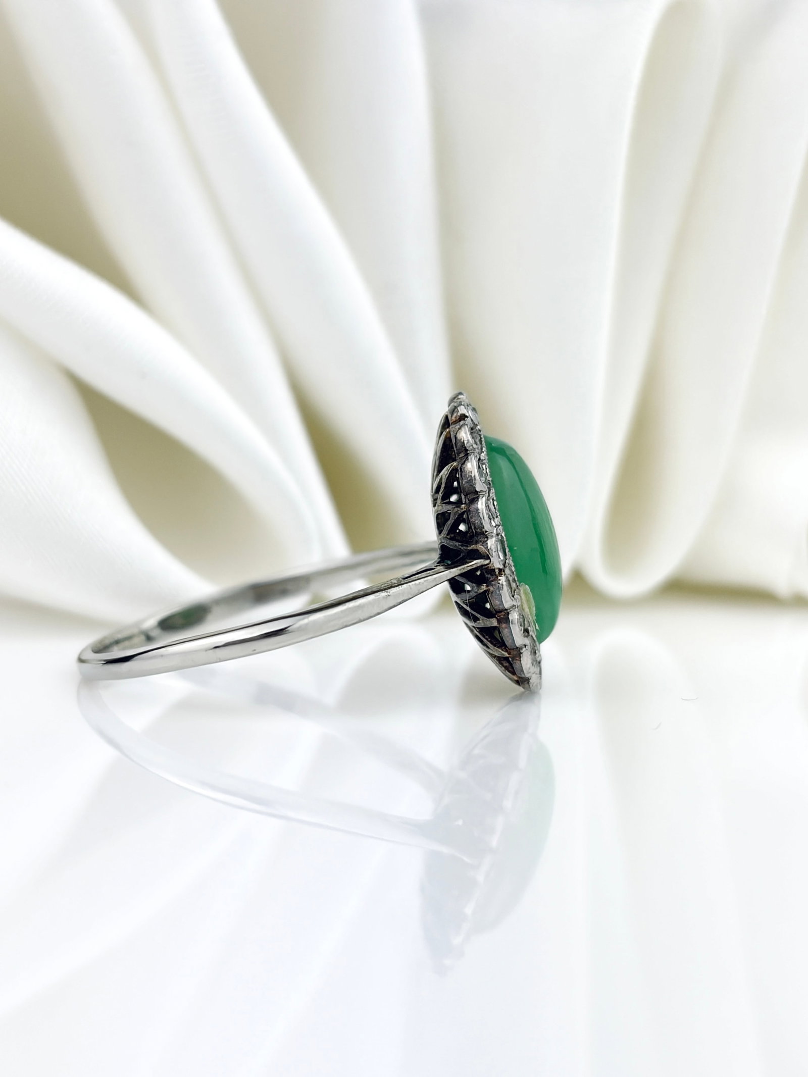 ANTIQUE ART DECO PLATINUM CABOCHON JADE AND DIAMOND CLUSTER RING - 2