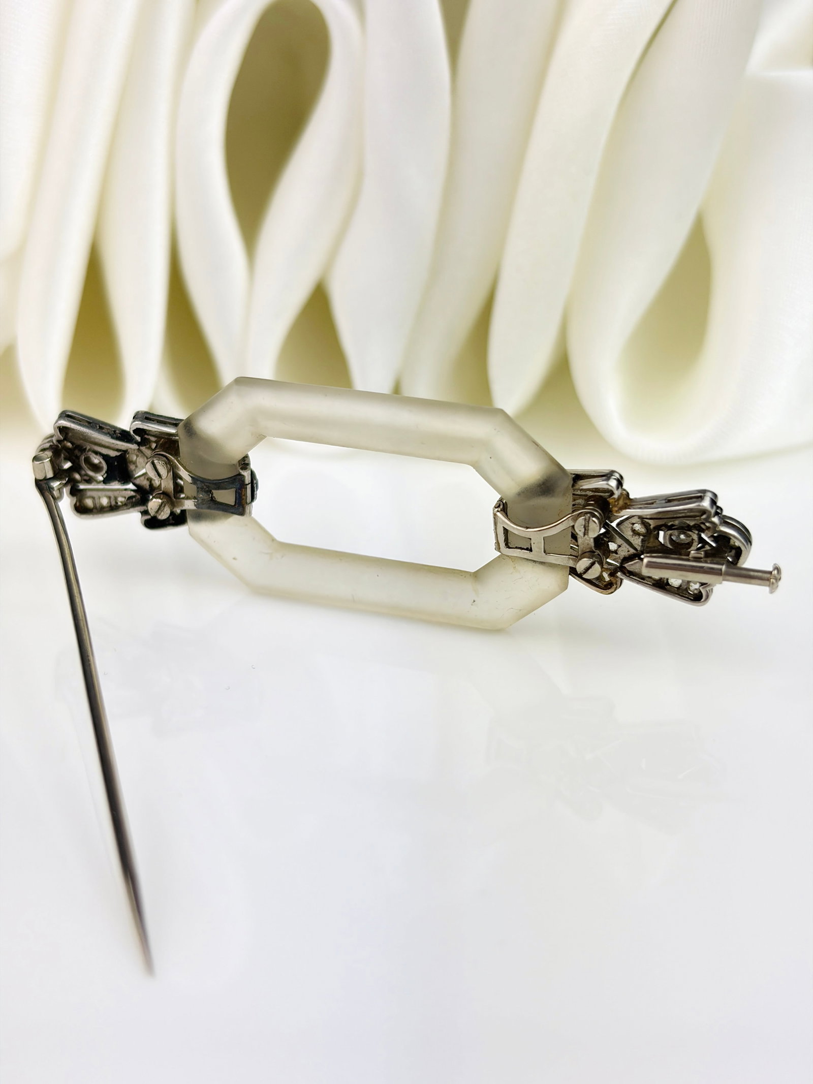 ANTIQUE ART DECO ERA BOXED ROCK CRYSTAL, SAPPHIRE AND DIAMOND BROOCH IN PLATINUM - 7