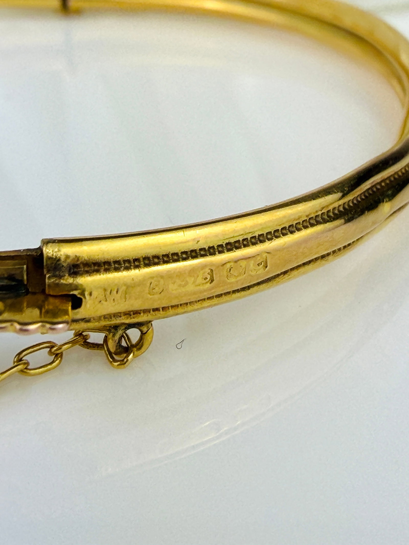 VINTAGE CHUNKY GARNET BANGLE BRACELET IN 9CT YELLOW GOLD - 7