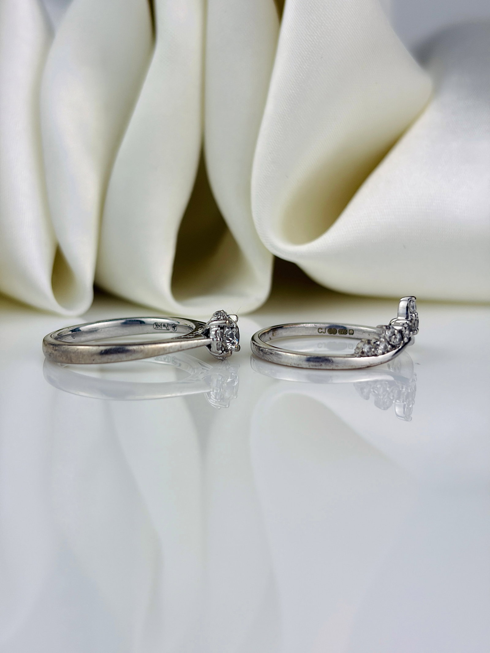 2 diamond rings complete with paperwork and certificates - 2
