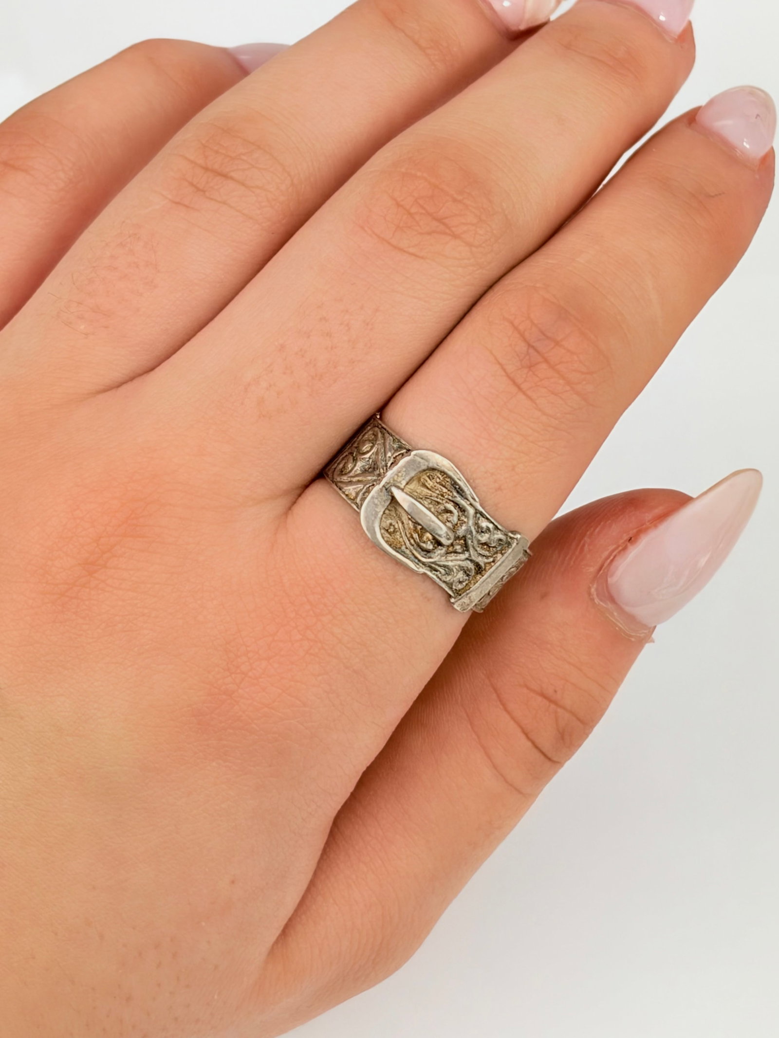ANTIQUE SILVER BUCKLE BAND RING - 7