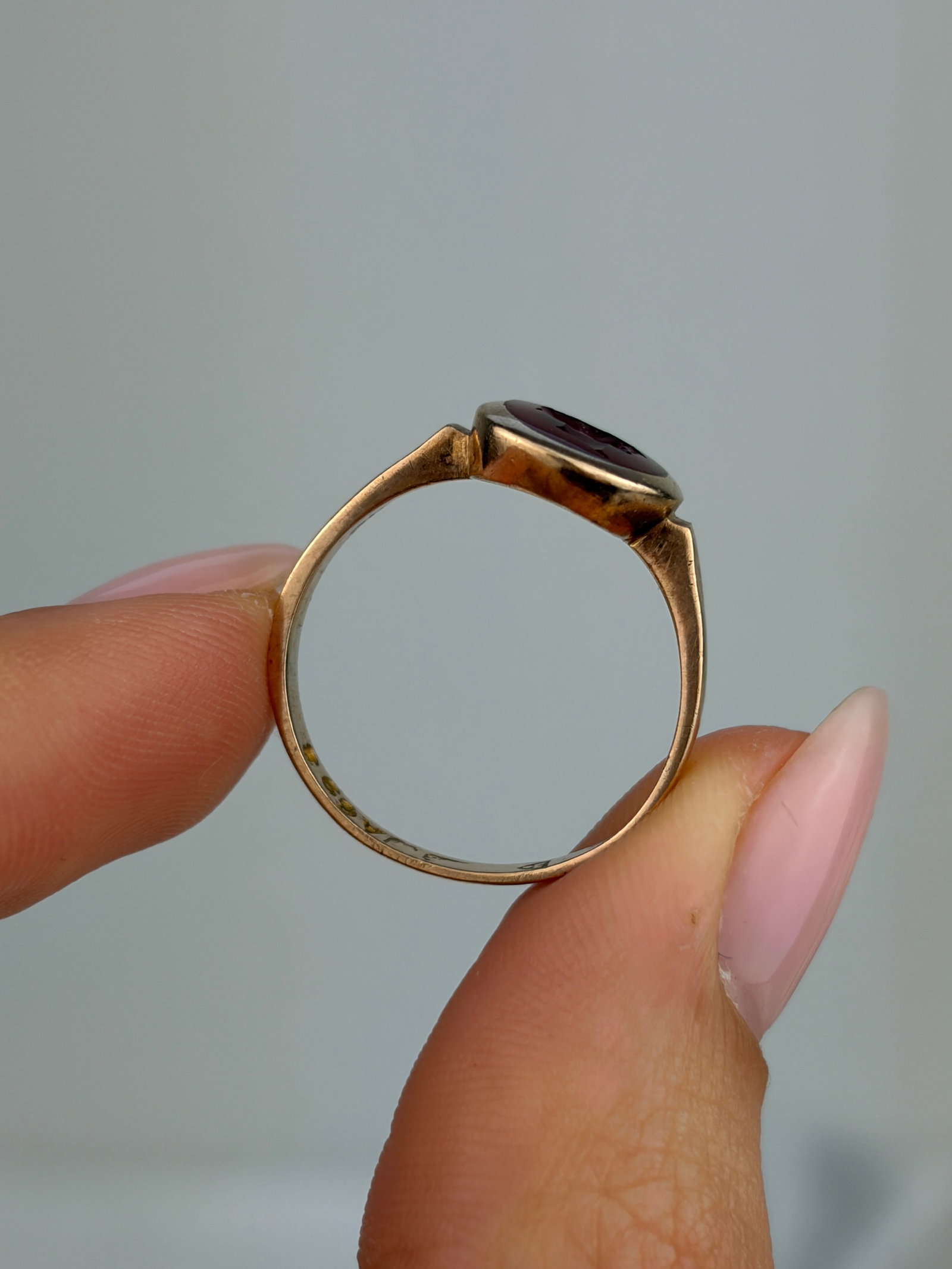 ANTIQUE BOXED 9CT YELLOW GOLD CARVED CARNELIAN INTAGLIO RING - 7