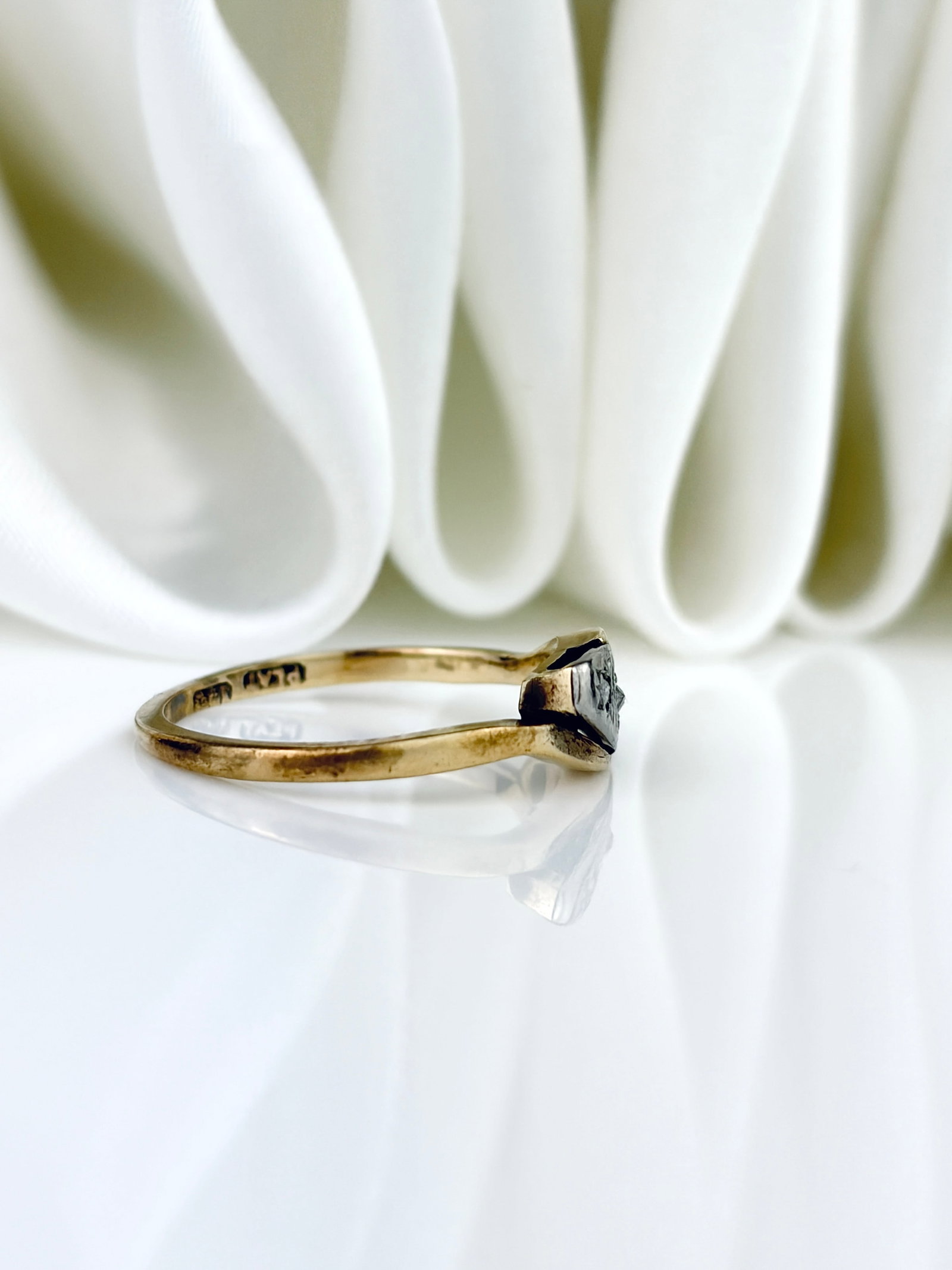ANTIQUE ART DECO 18CT GOLD AND PLATINUM 3 STONE DIAMOND RING - 2