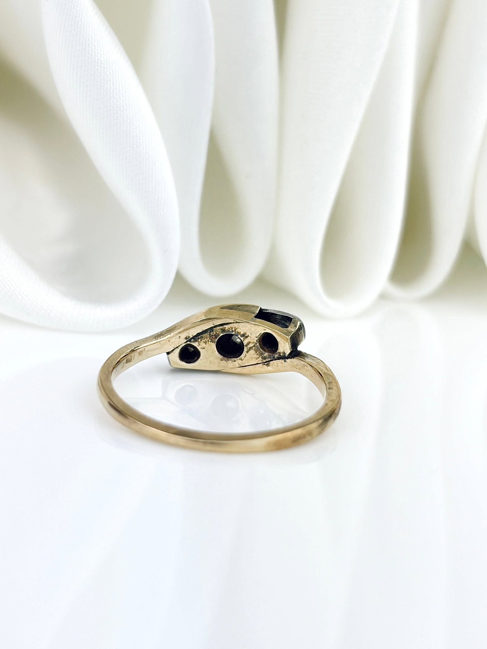 ANTIQUE ART DECO 18CT GOLD AND PLATINUM 3 STONE DIAMOND RING - 3