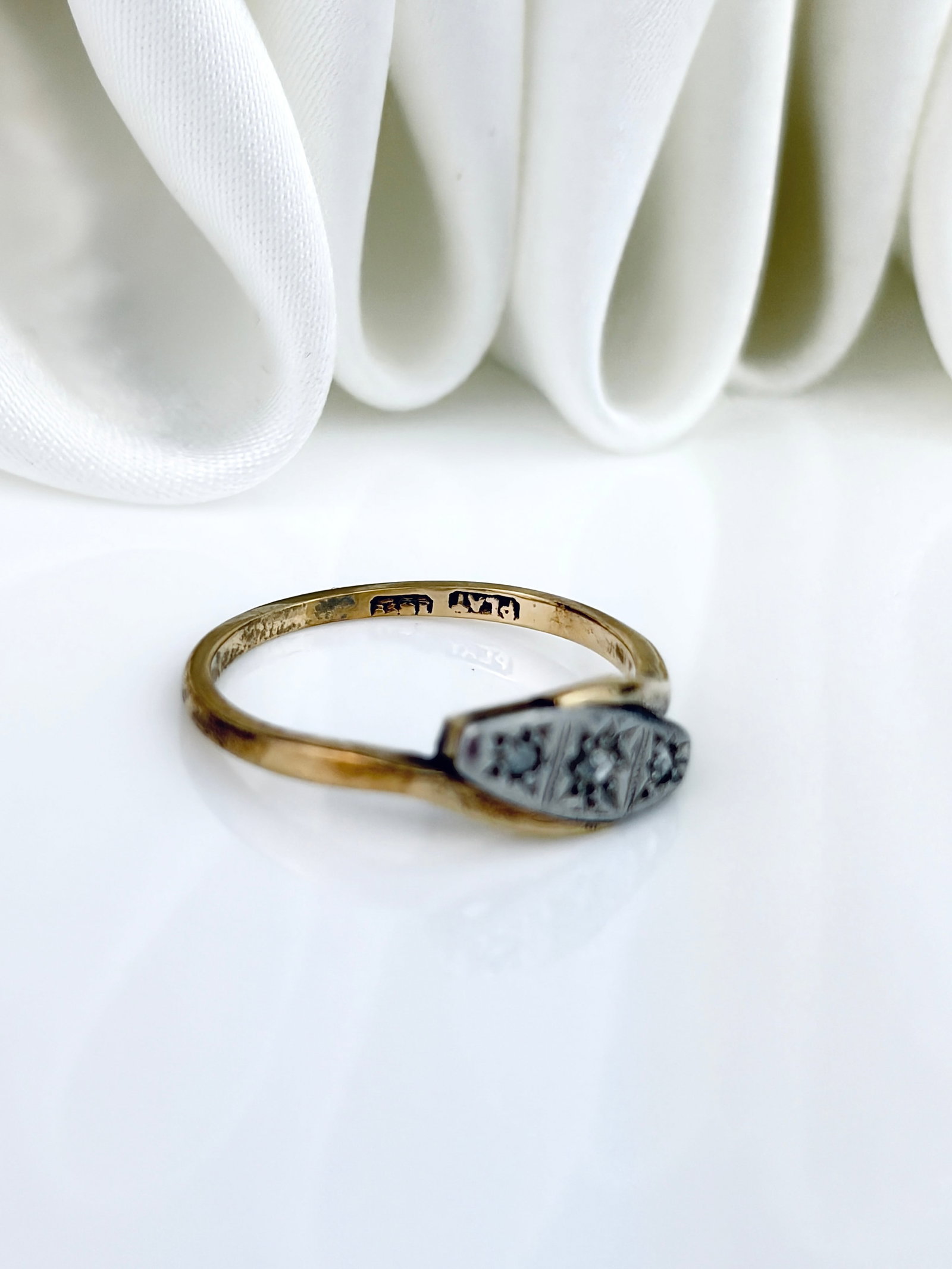 ANTIQUE ART DECO 18CT GOLD AND PLATINUM 3 STONE DIAMOND RING - 4