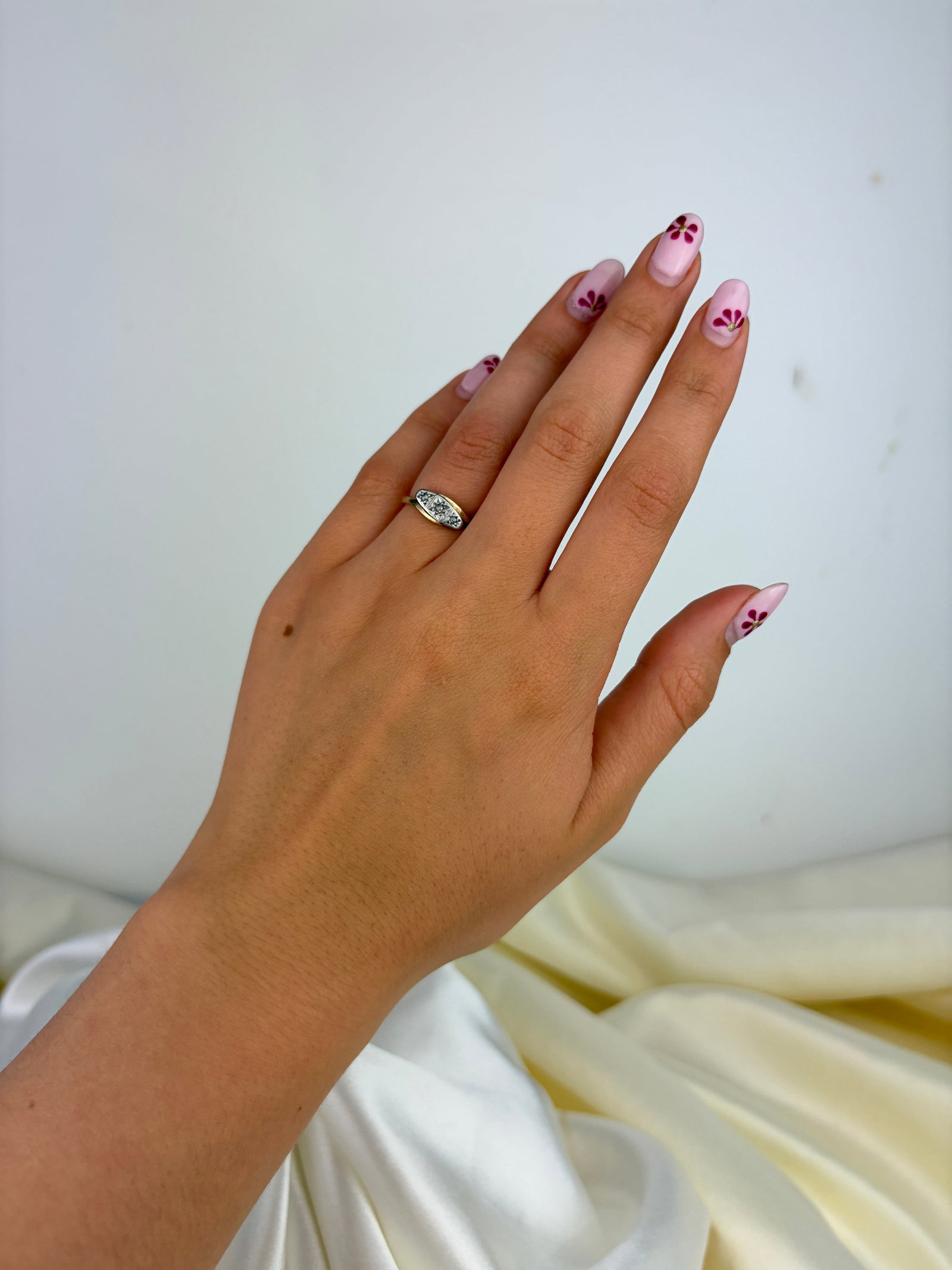 ANTIQUE ART DECO 18CT GOLD AND PLATINUM 3 STONE DIAMOND RING - 7