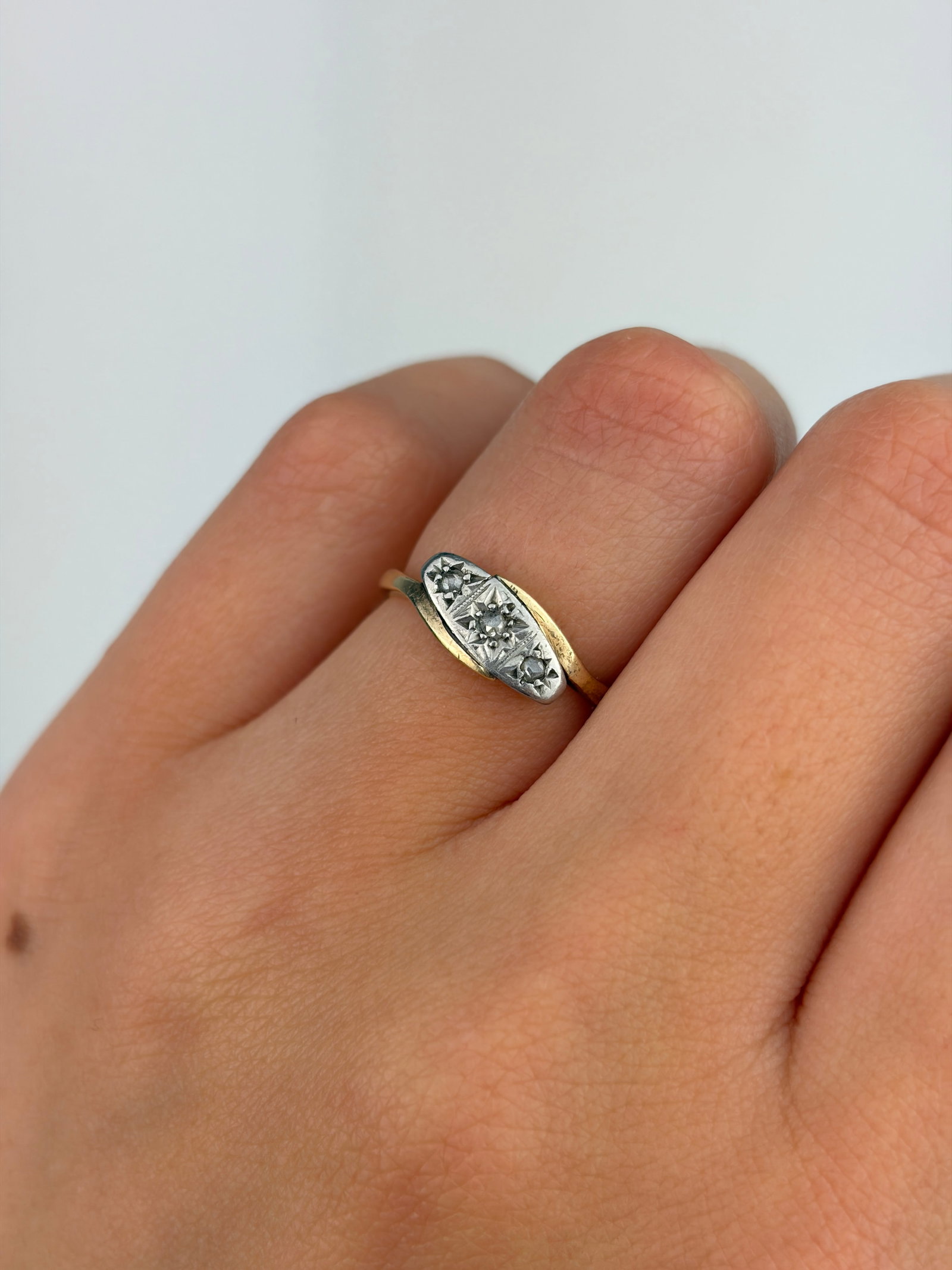 ANTIQUE ART DECO 18CT GOLD AND PLATINUM 3 STONE DIAMOND RING - 8