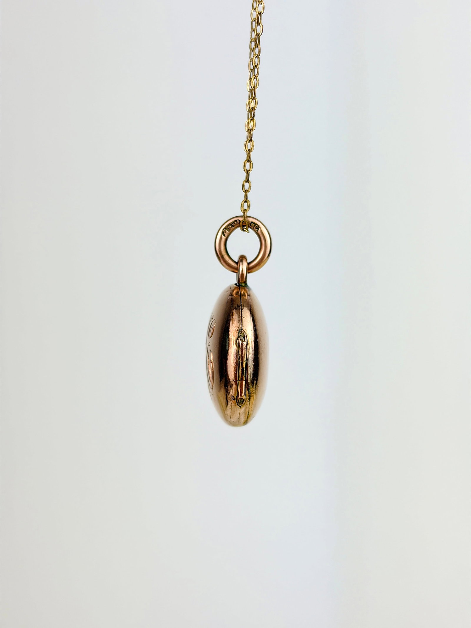 ANTIQUE PUFFED LOCKET PENDANT WITH 'MME' MONOGRAM ON CHAIN IN 9ct GOLD - 2