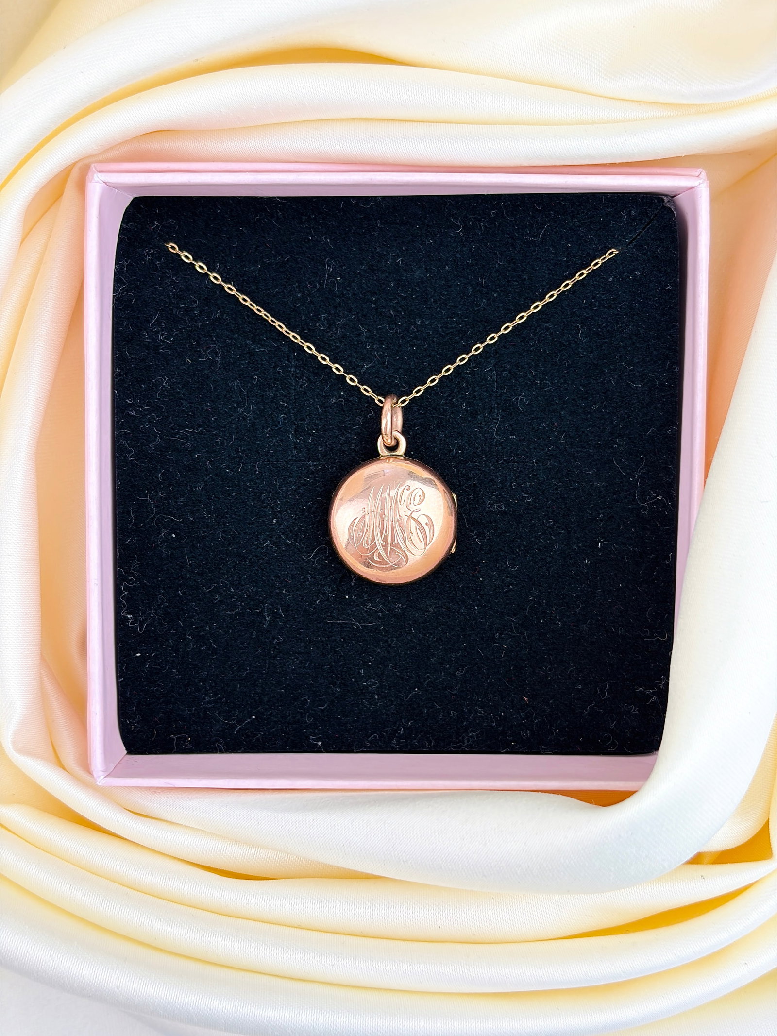 ANTIQUE PUFFED LOCKET PENDANT WITH 'MME' MONOGRAM ON CHAIN IN 9ct GOLD - 7