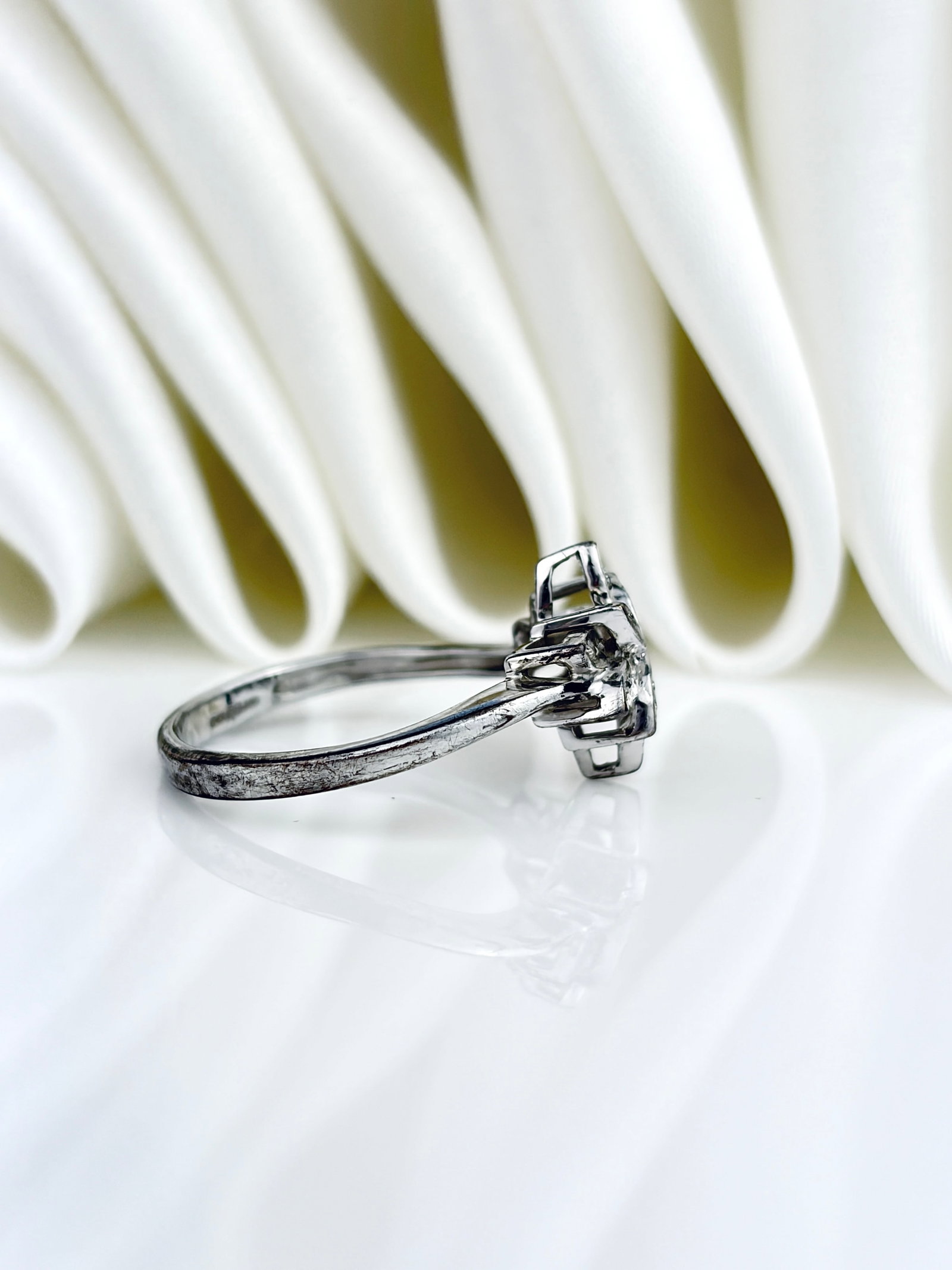 LOVELY 9CT WHITE GOLD DIAMOND FLOWER RING - 2