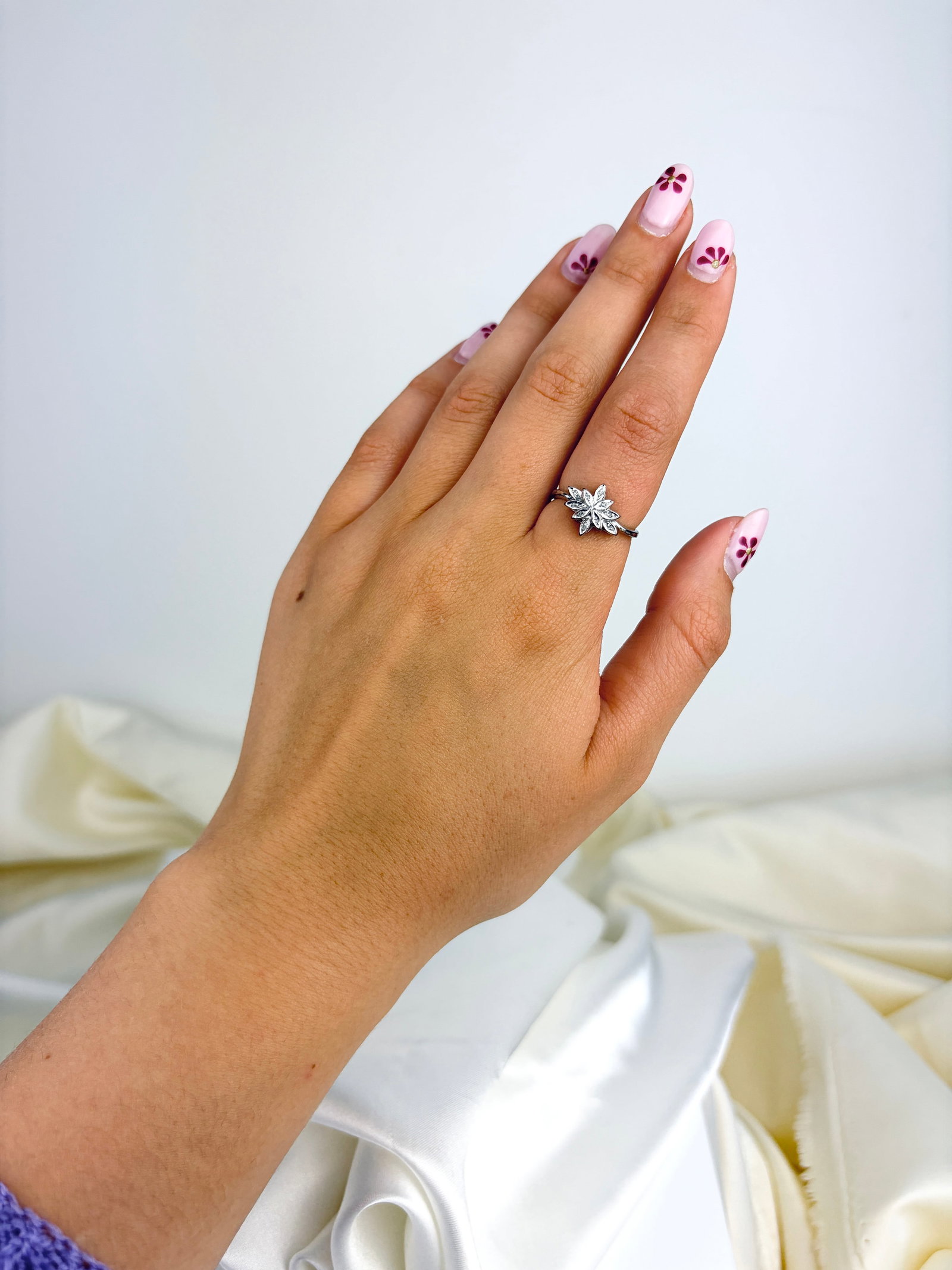 LOVELY 9CT WHITE GOLD DIAMOND FLOWER RING - 7