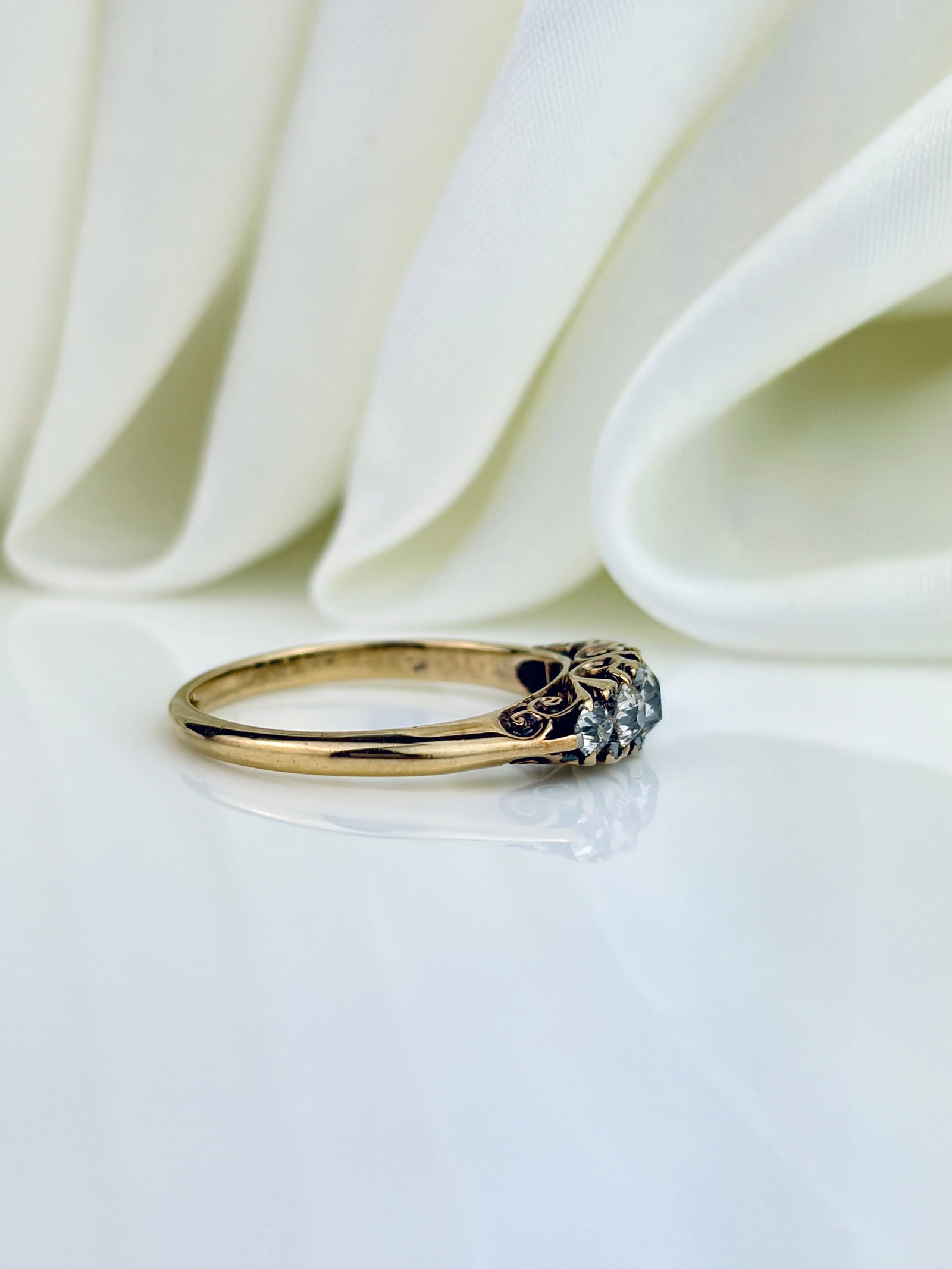 ANTIQUE 18CT YELLOW GOLD DIAMOND 5 STONE RING WITH DIAMOND POINTS - 2