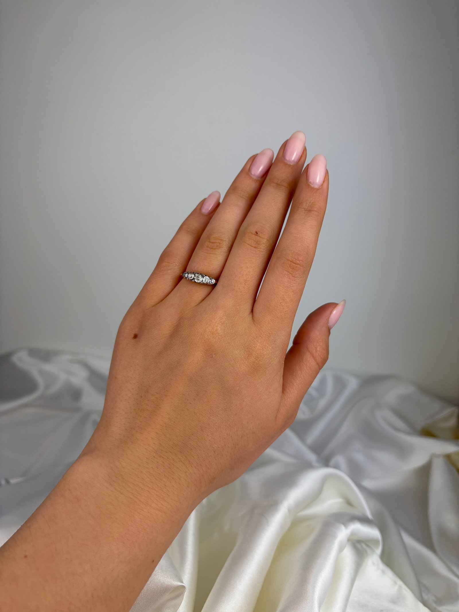 ANTIQUE 18CT YELLOW GOLD DIAMOND 5 STONE RING WITH DIAMOND POINTS - 7