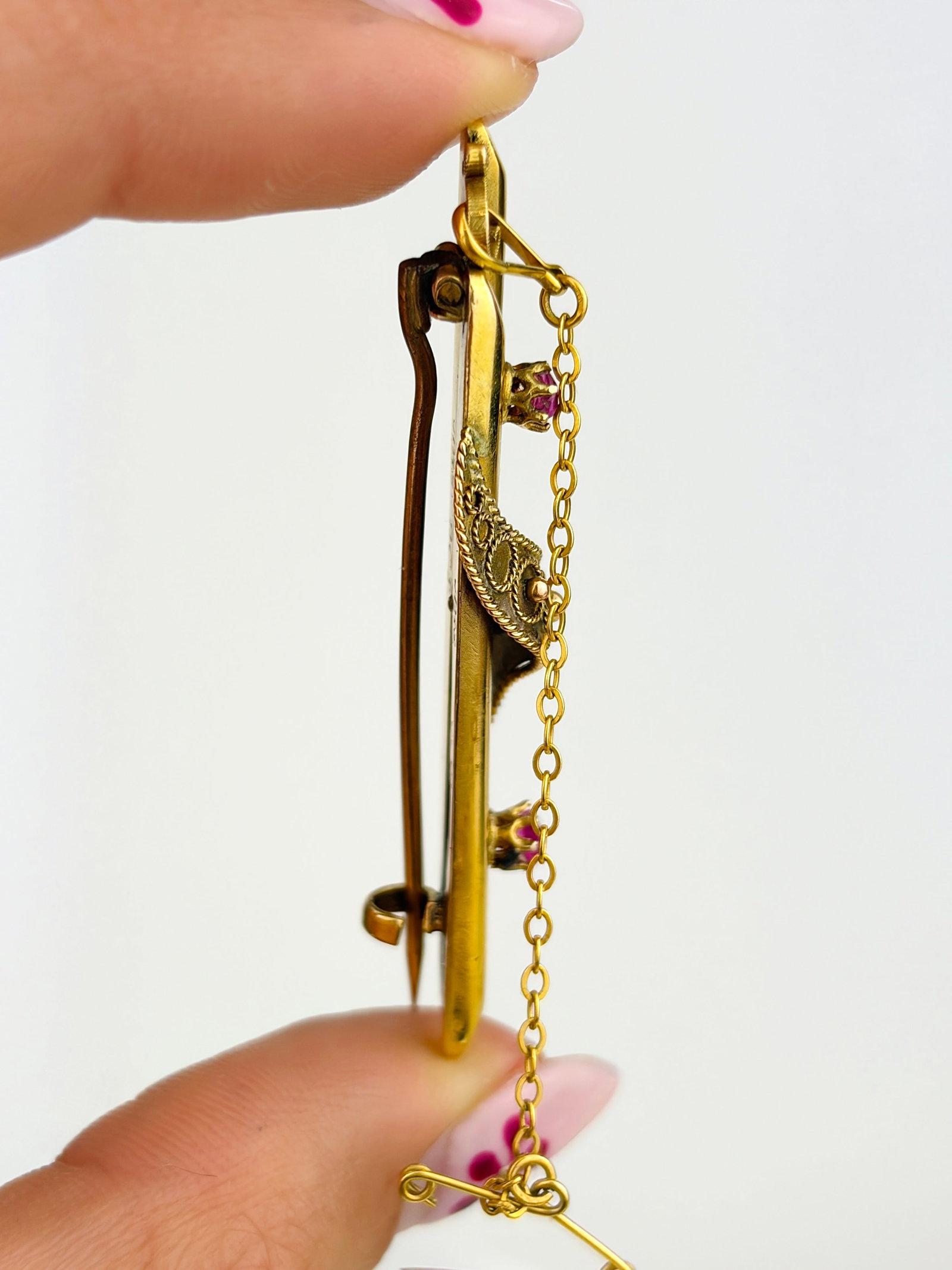 ANTIQUE 9CT YELLOW GOLD RUBY DETAILED BAR BROOCH - 3