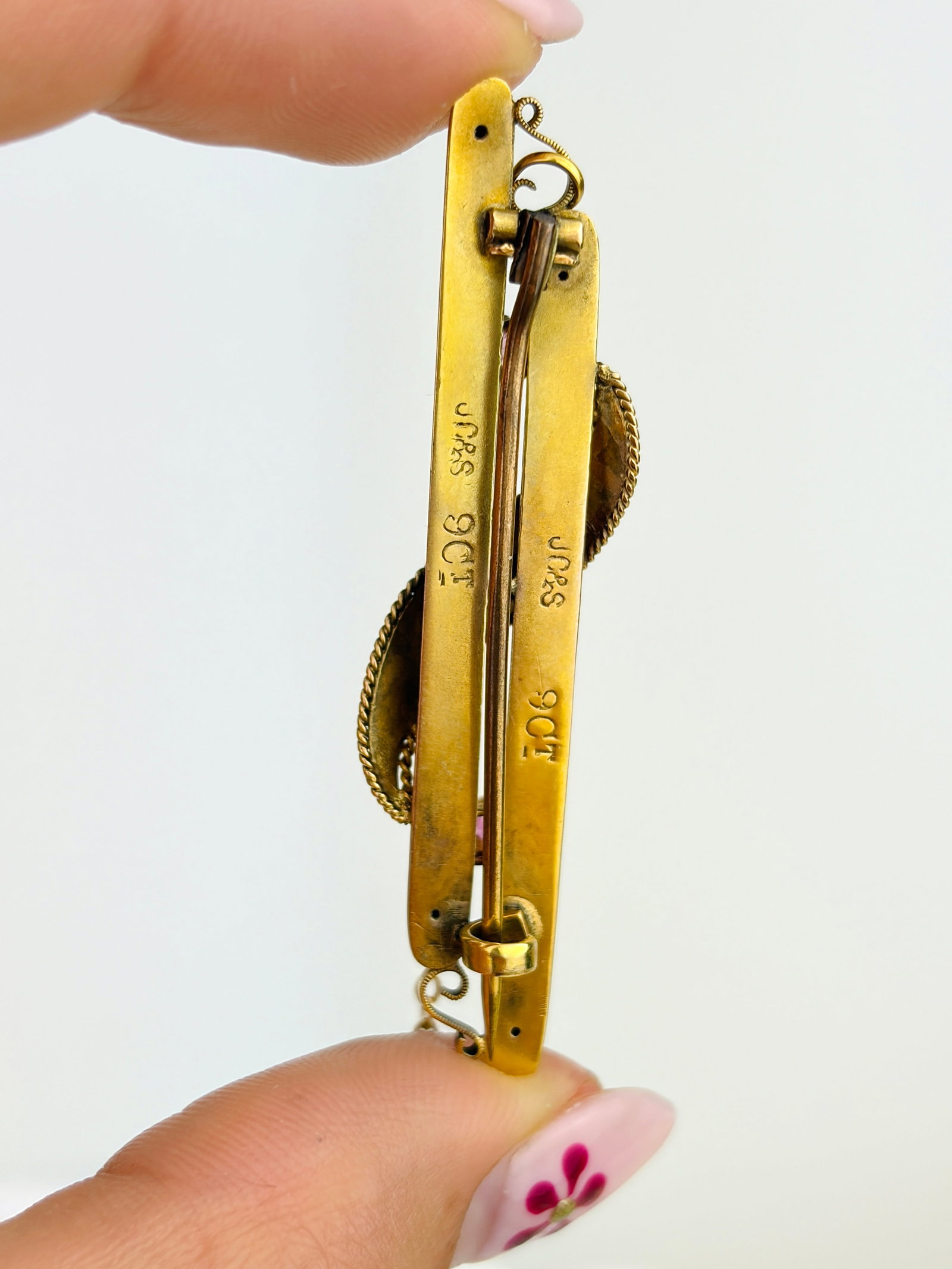 ANTIQUE 9CT YELLOW GOLD RUBY DETAILED BAR BROOCH - 4