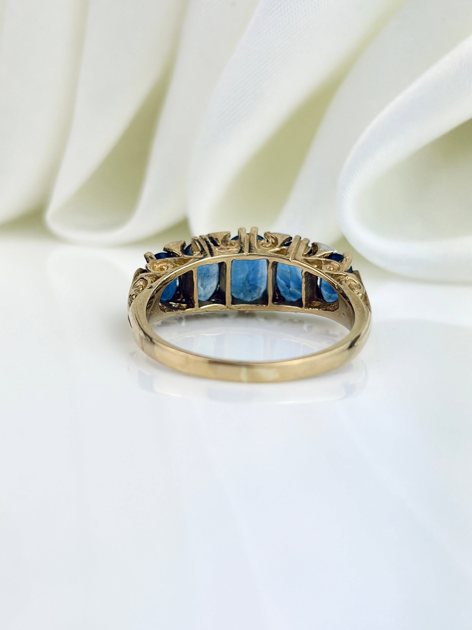 ANTIQUE 9CT YELLOW GOLD SAPPHIRE AND DIAMOND 5 STONE RING - 3