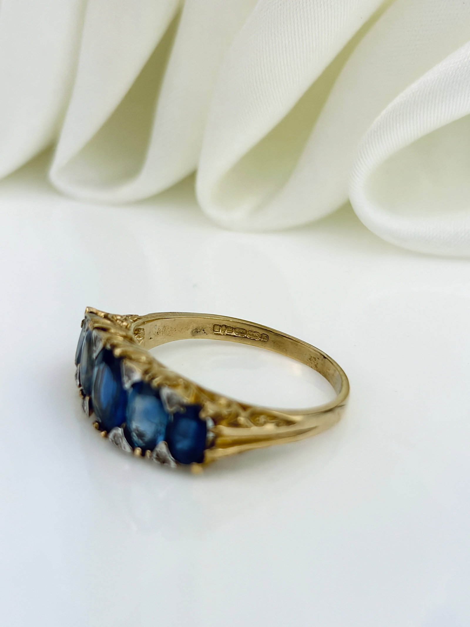 ANTIQUE 9CT YELLOW GOLD SAPPHIRE AND DIAMOND 5 STONE RING - 4