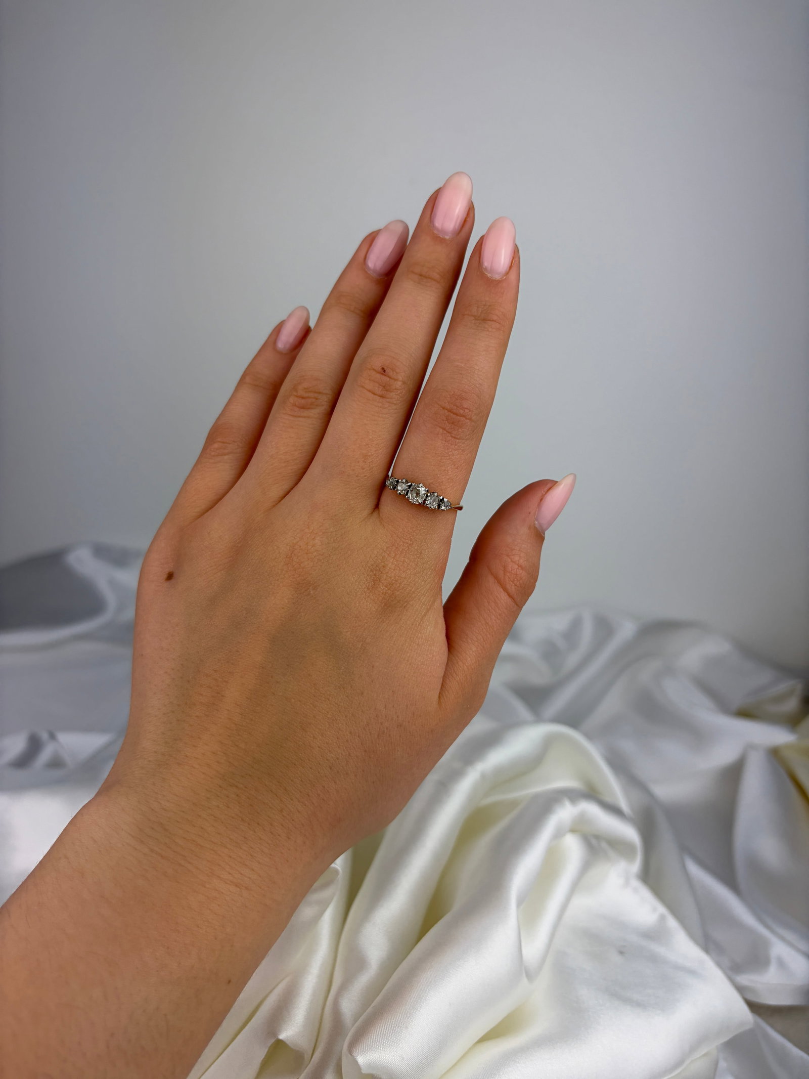 ANTIQUE 18CT YELLOW GOLD DIAMOND 5 STONE RING - 7