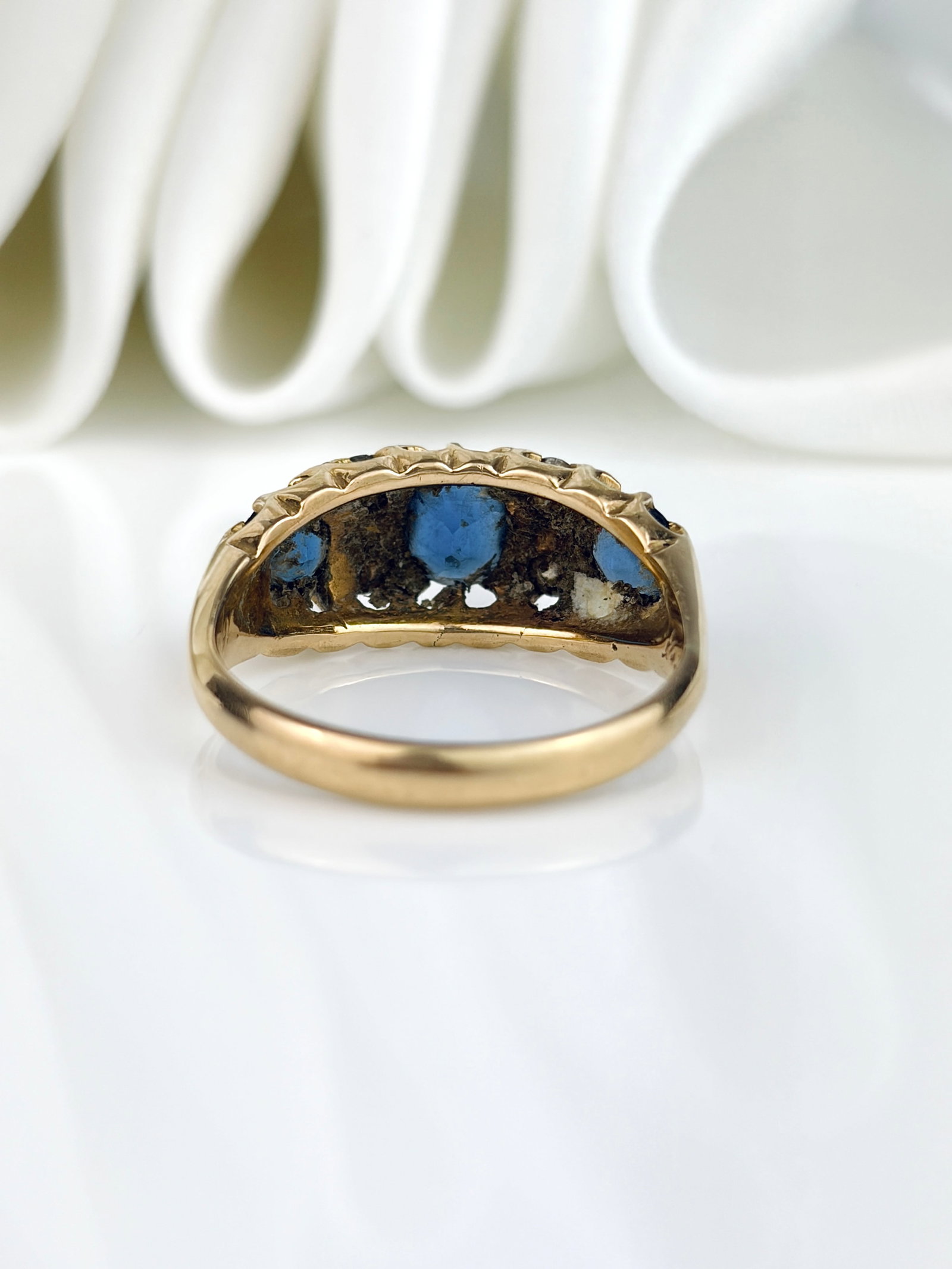 Antique c.1906 18ct Yellow Gold Chunky Sapphire and Diamond 5 Stone Ring - 3