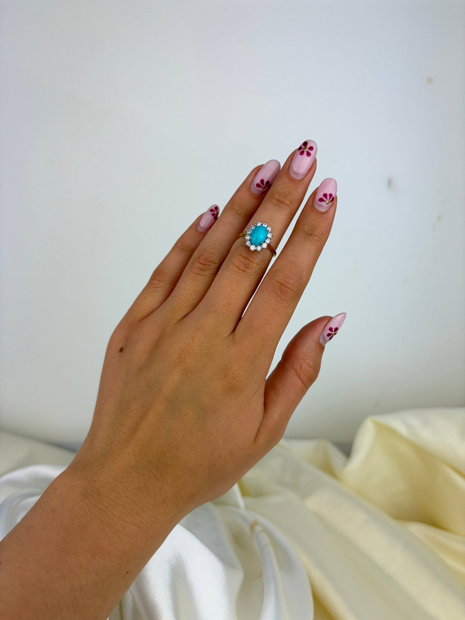 VINTAGE 18CT YELLOW GOLD TURQUOISE AND DIAMOND CLUSTER RING - 7
