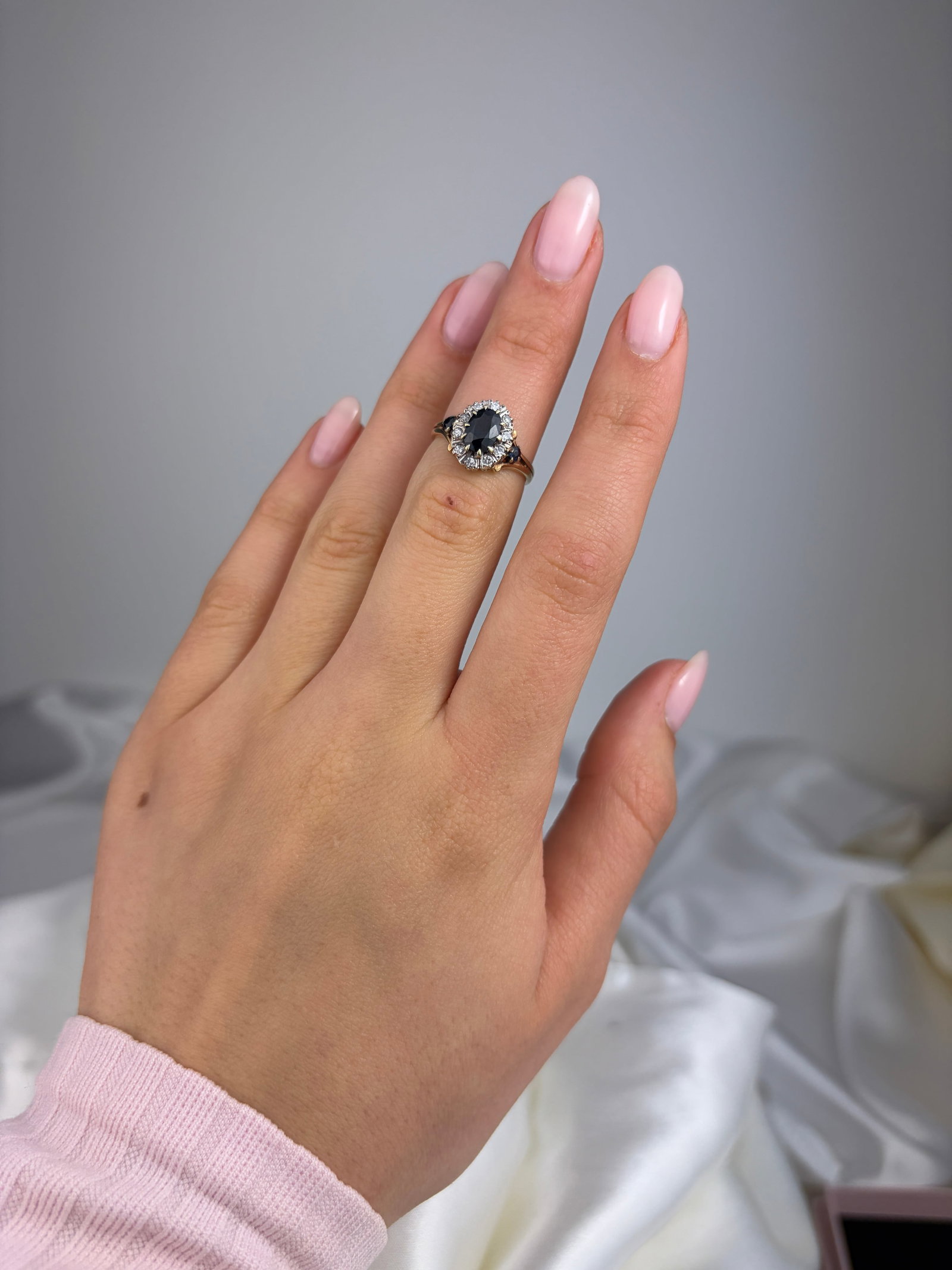 VINTAGE C.1980 9CT YELLOW GOLD SAPPHIRE AND DIAMOND CLUSTER RING - 7
