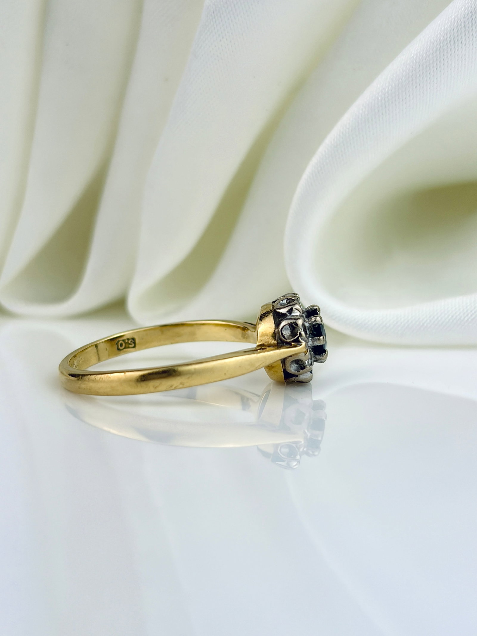 VINTAGE C.1969 18CT YELLOW GOLD SAPPHIRE AND DIAMOND CLUSTER RING - 2