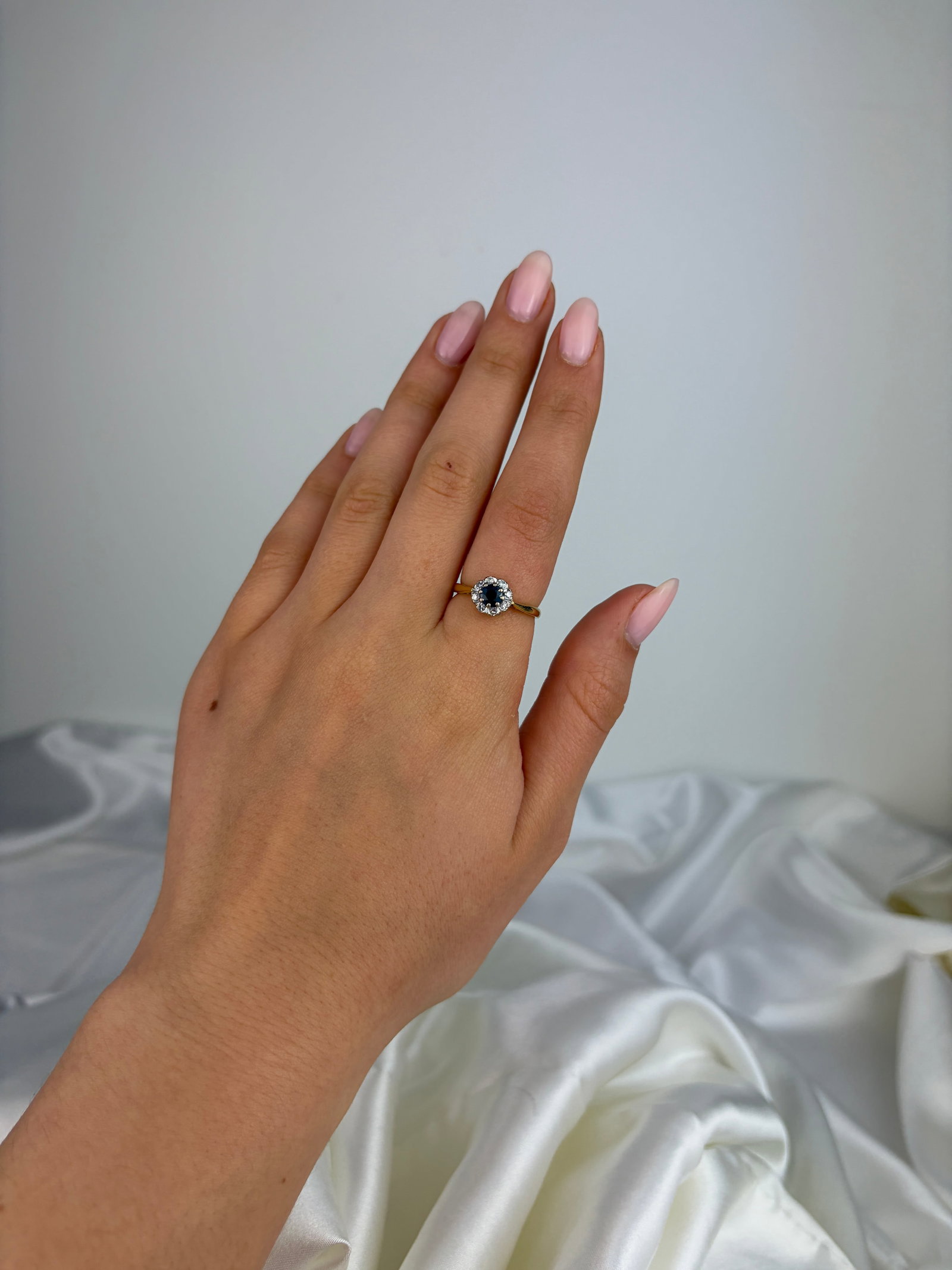 VINTAGE C.1969 18CT YELLOW GOLD SAPPHIRE AND DIAMOND CLUSTER RING - 7