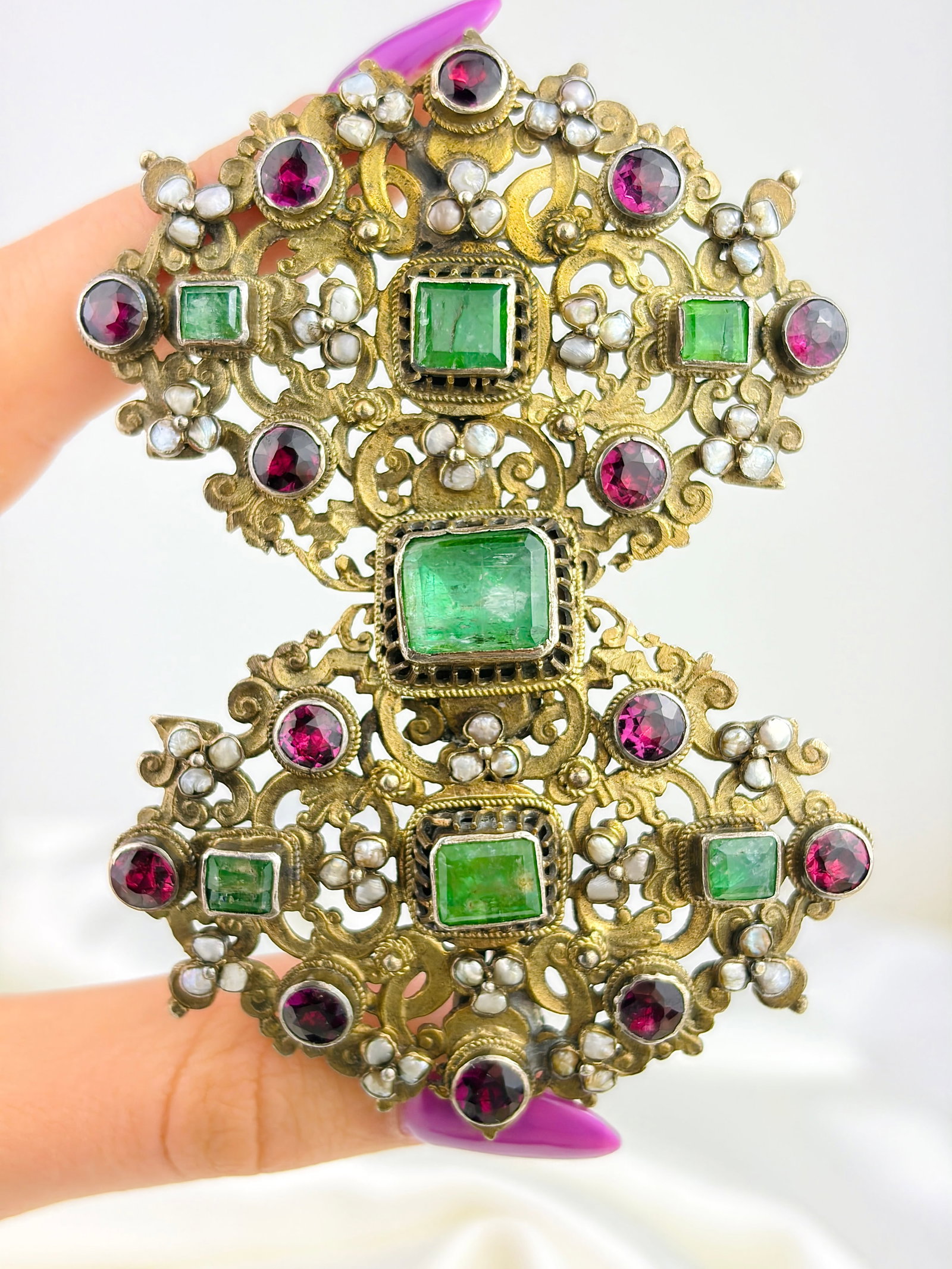 RARE ANTIQUE AUSTRO HUNGARIAN LARGE BROOCH WITH FOILED EMERALDS, AMETHYSTS, AND PEARL FLOWERS - 2