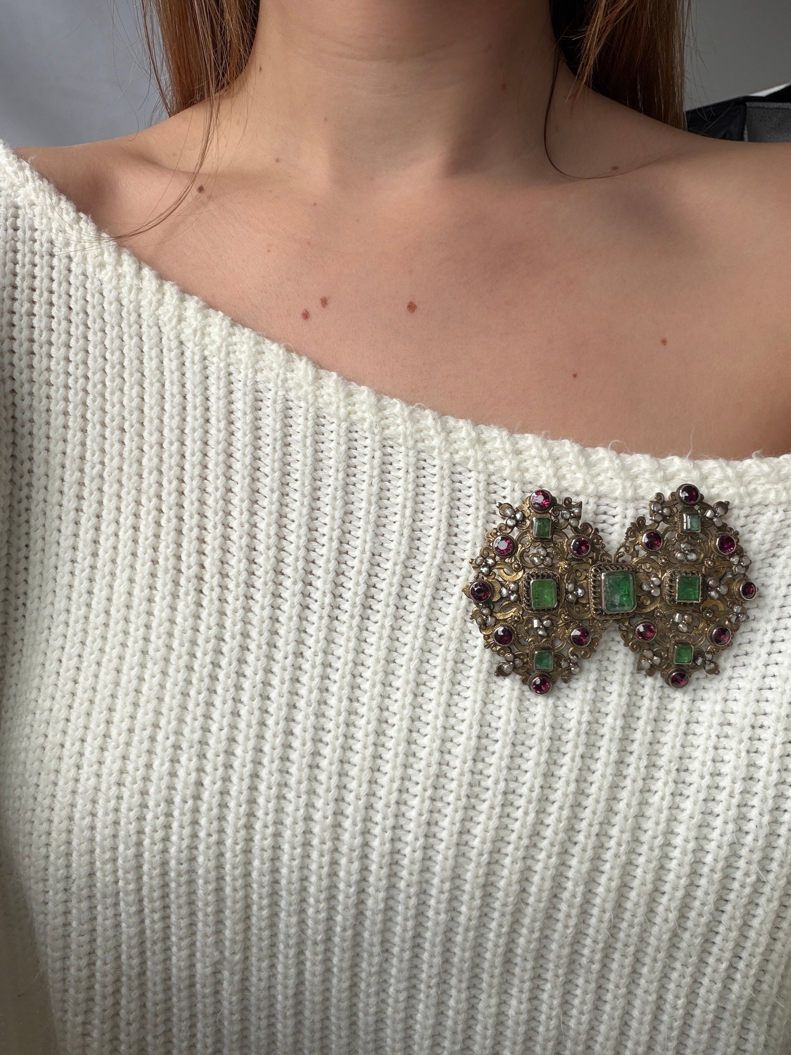 RARE ANTIQUE AUSTRO HUNGARIAN LARGE BROOCH WITH FOILED EMERALDS, AMETHYSTS, AND PEARL FLOWERS - 7