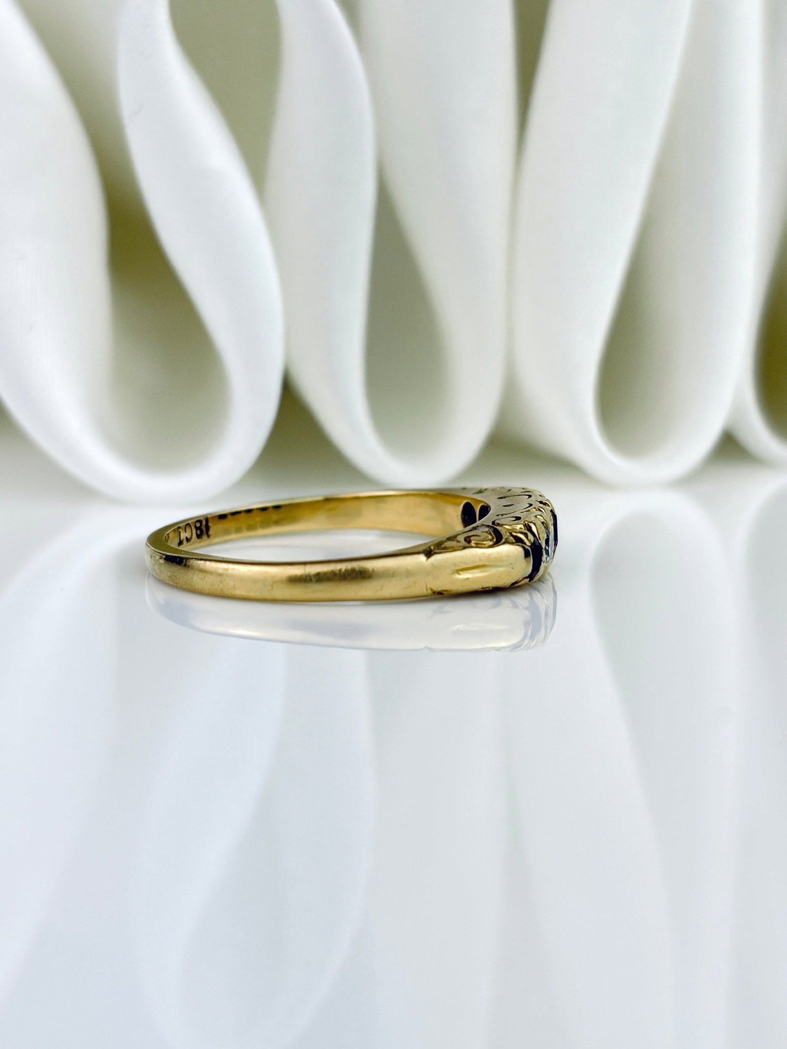 LOVELY 18CT YELLOW GOLD RUBY AND DIAMOND 5 STONE SCROLL SET RING - 2