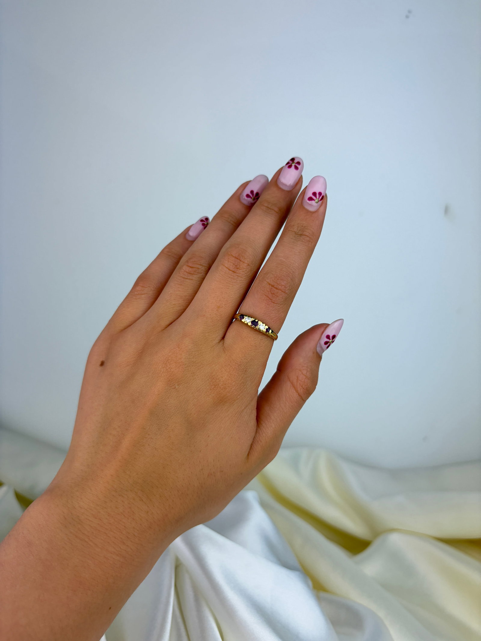 LOVELY 18CT YELLOW GOLD RUBY AND DIAMOND 5 STONE SCROLL SET RING - 7