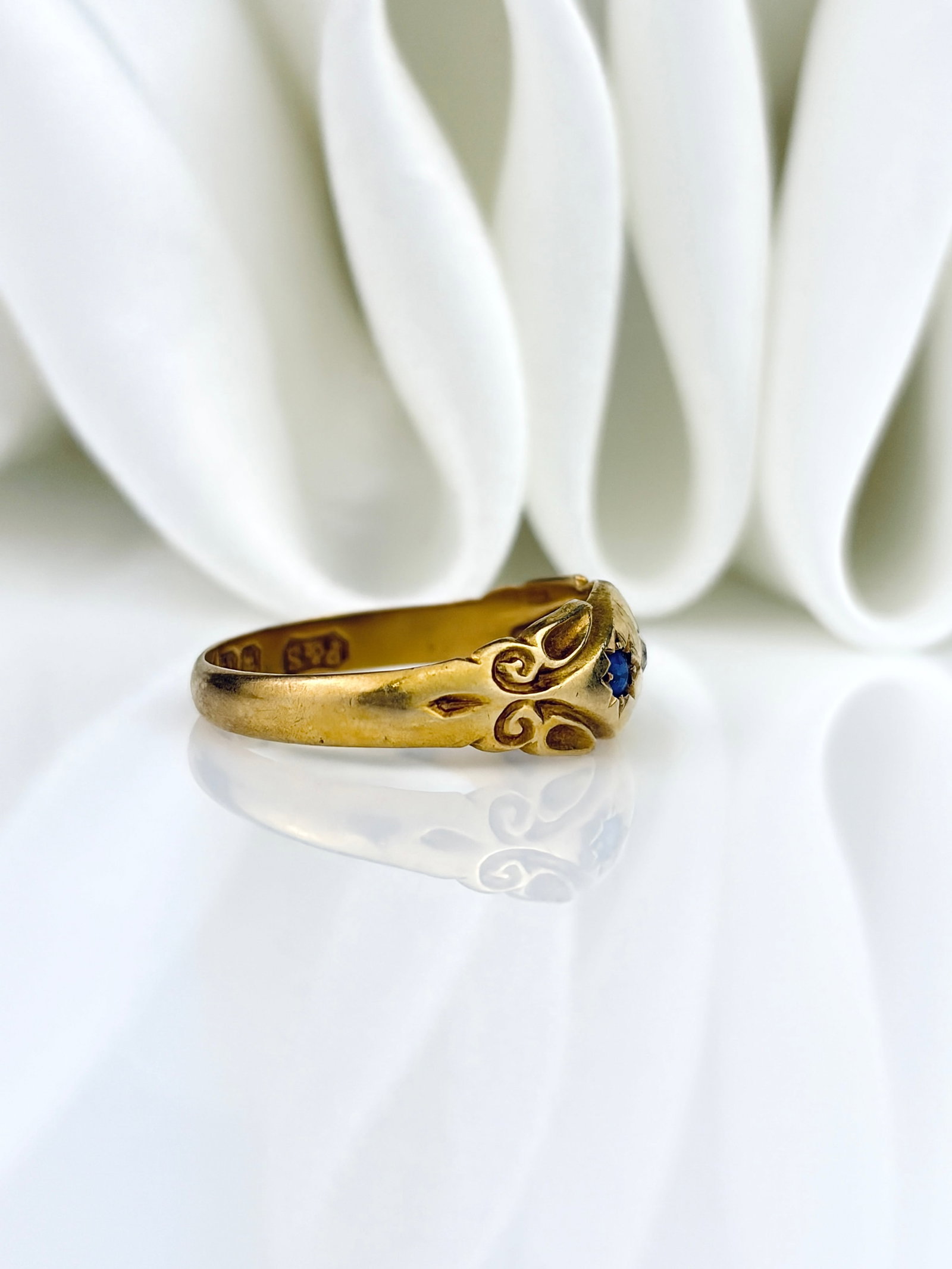 ANTIQUE C.1899 SAPPHIRE AND DIAMOND 3 STONE RING IN 18CT YELLOW GOLD - 2