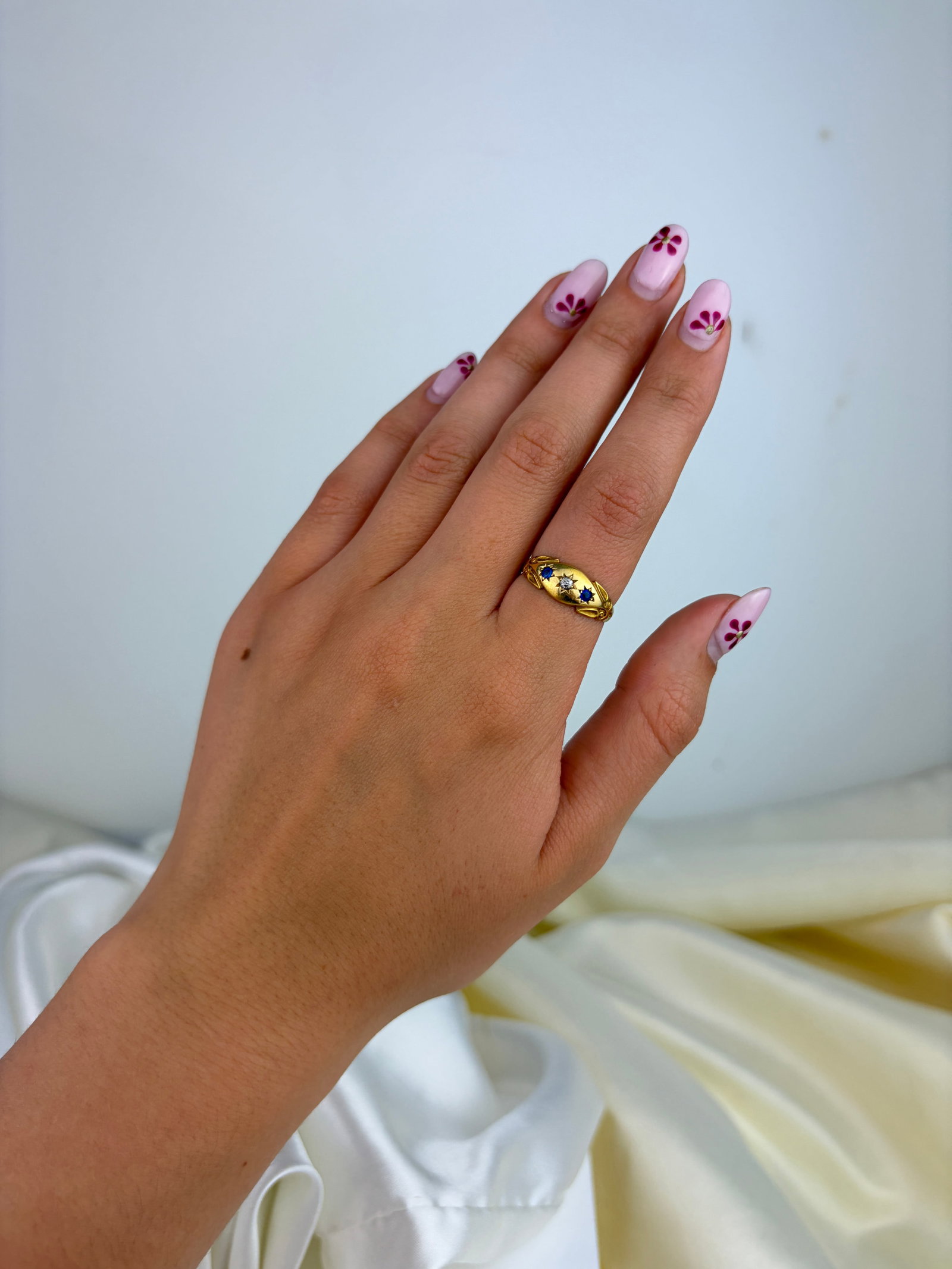 ANTIQUE C.1899 SAPPHIRE AND DIAMOND 3 STONE RING IN 18CT YELLOW GOLD - 7