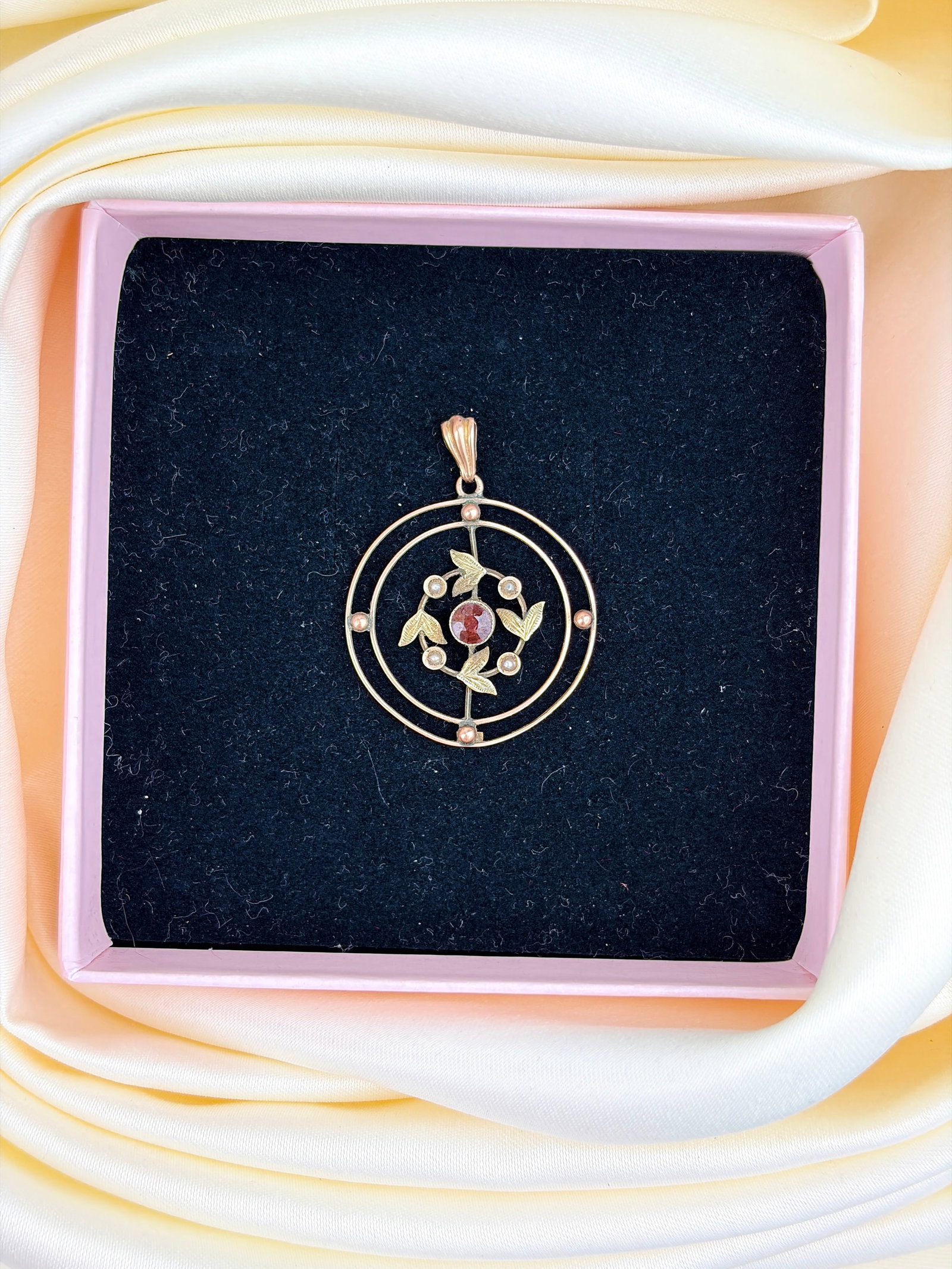 ANTIQUE 9CT GOLD GARNET AND PEARL PRETTY PENDANT - 7