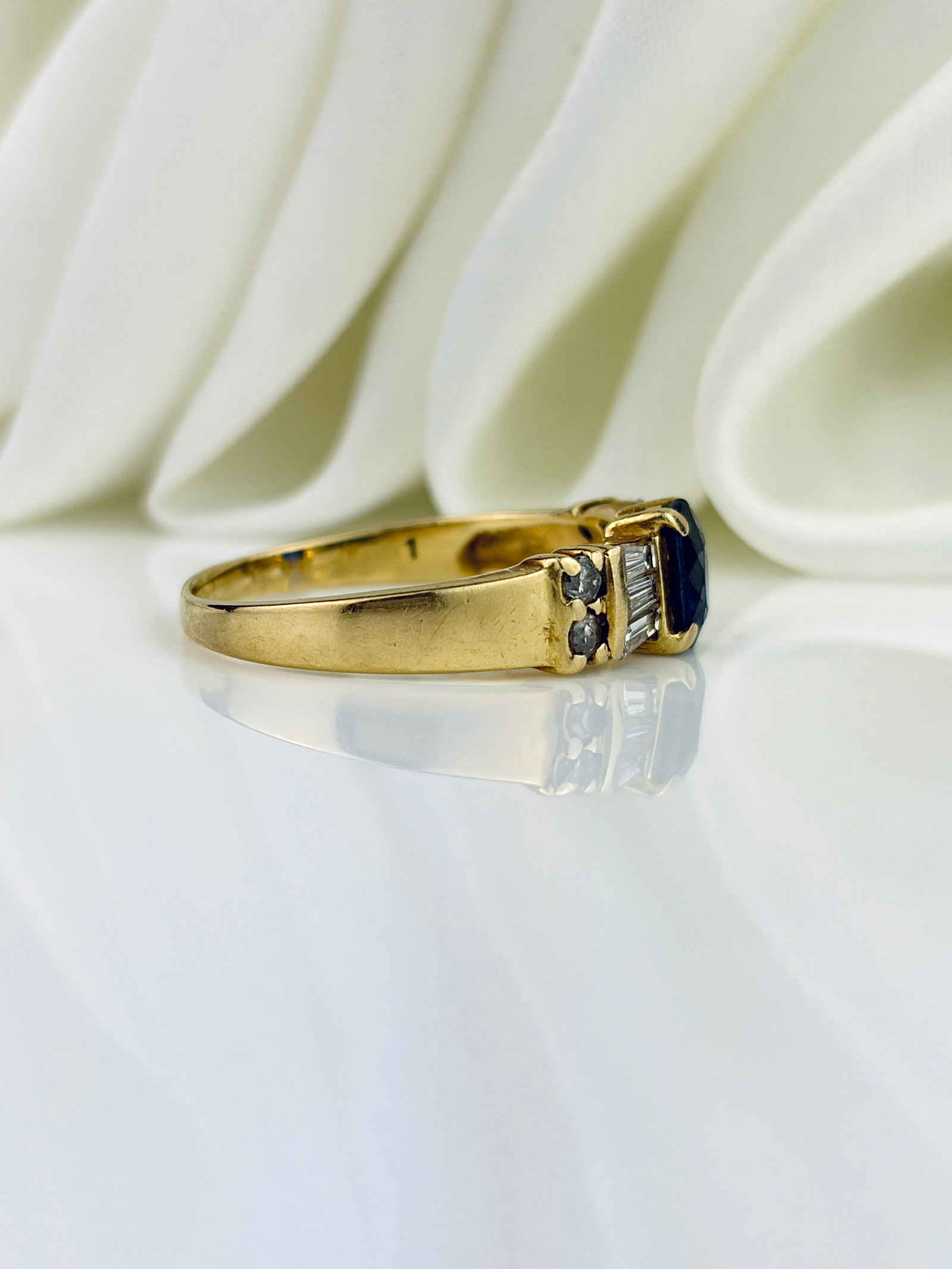 VINTAGE 18CT YELLOW GOLD SAPPHIRE AND DIAMOND BAGUETTE SHOULDER RING - 2