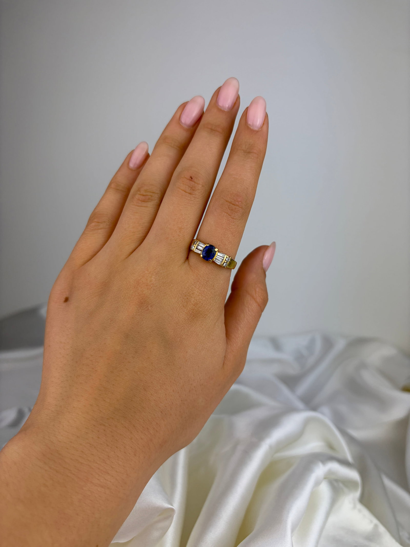 VINTAGE 18CT YELLOW GOLD SAPPHIRE AND DIAMOND BAGUETTE SHOULDER RING - 7