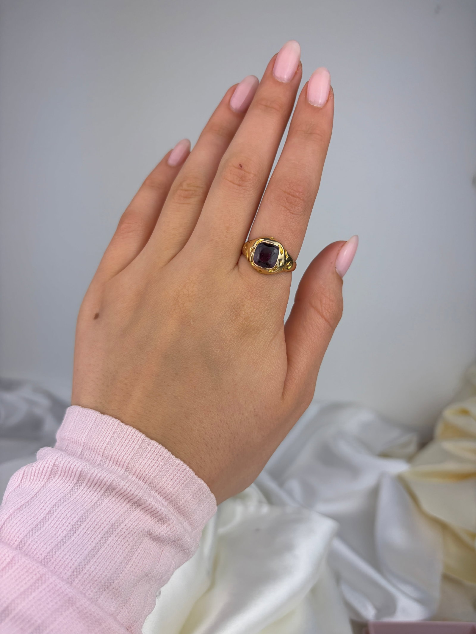 ANTIQUE 18CT YELLOW GOLD AMETHYST ENGRAVED RING - 7