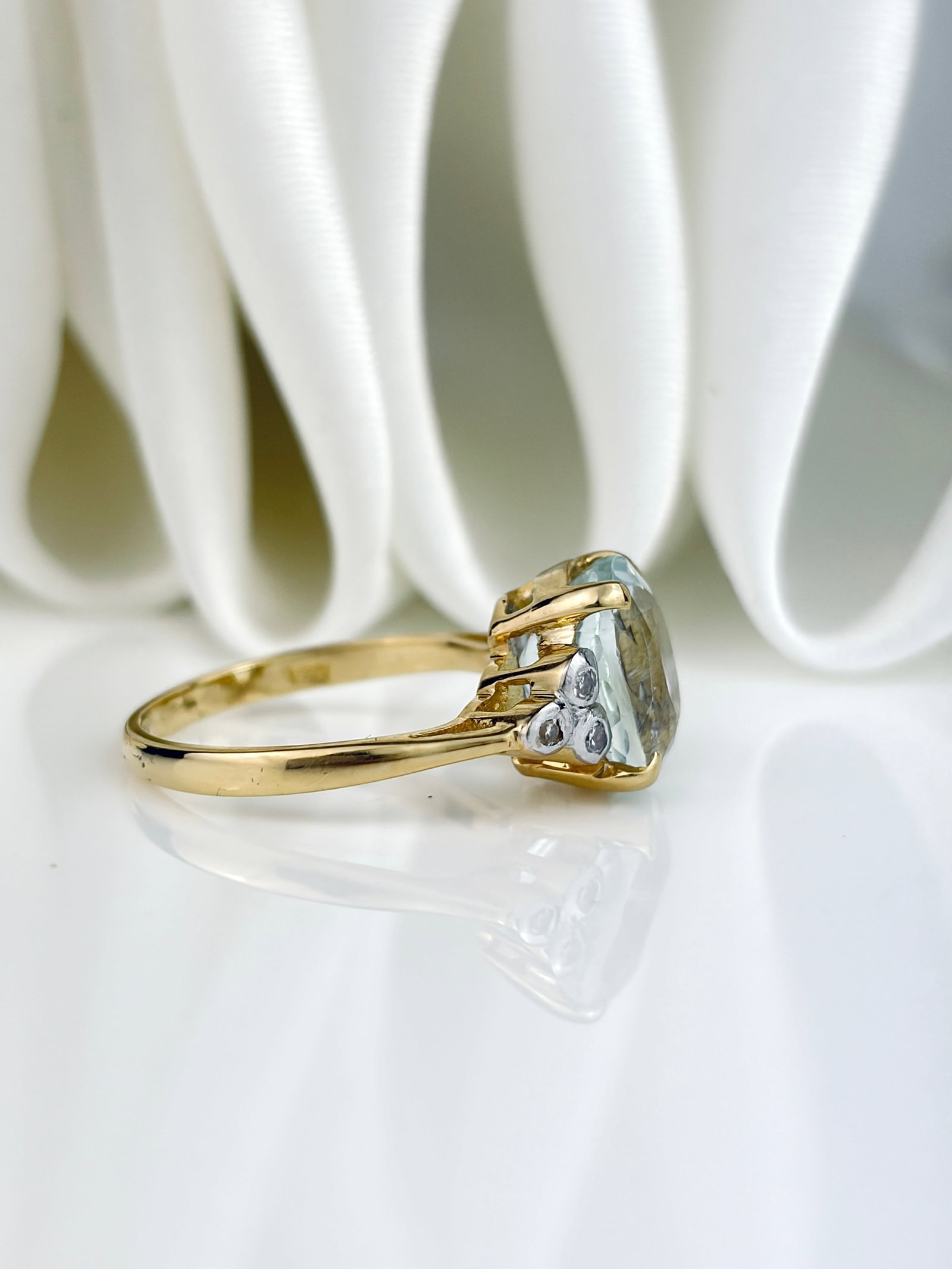 Vintage 18ct Yellow Gold Aquamarine and Diamond Ring c.1976 - 2