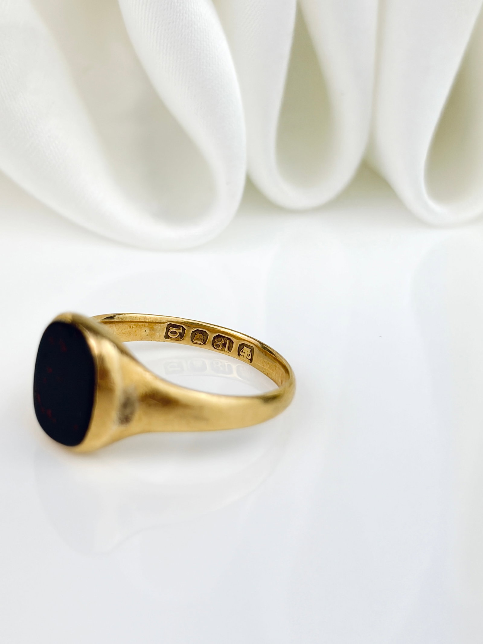 SMALL SIZE ANTIQUE 18CT YELLOW GOLD BLOODSTONE SIGNET RING - 4