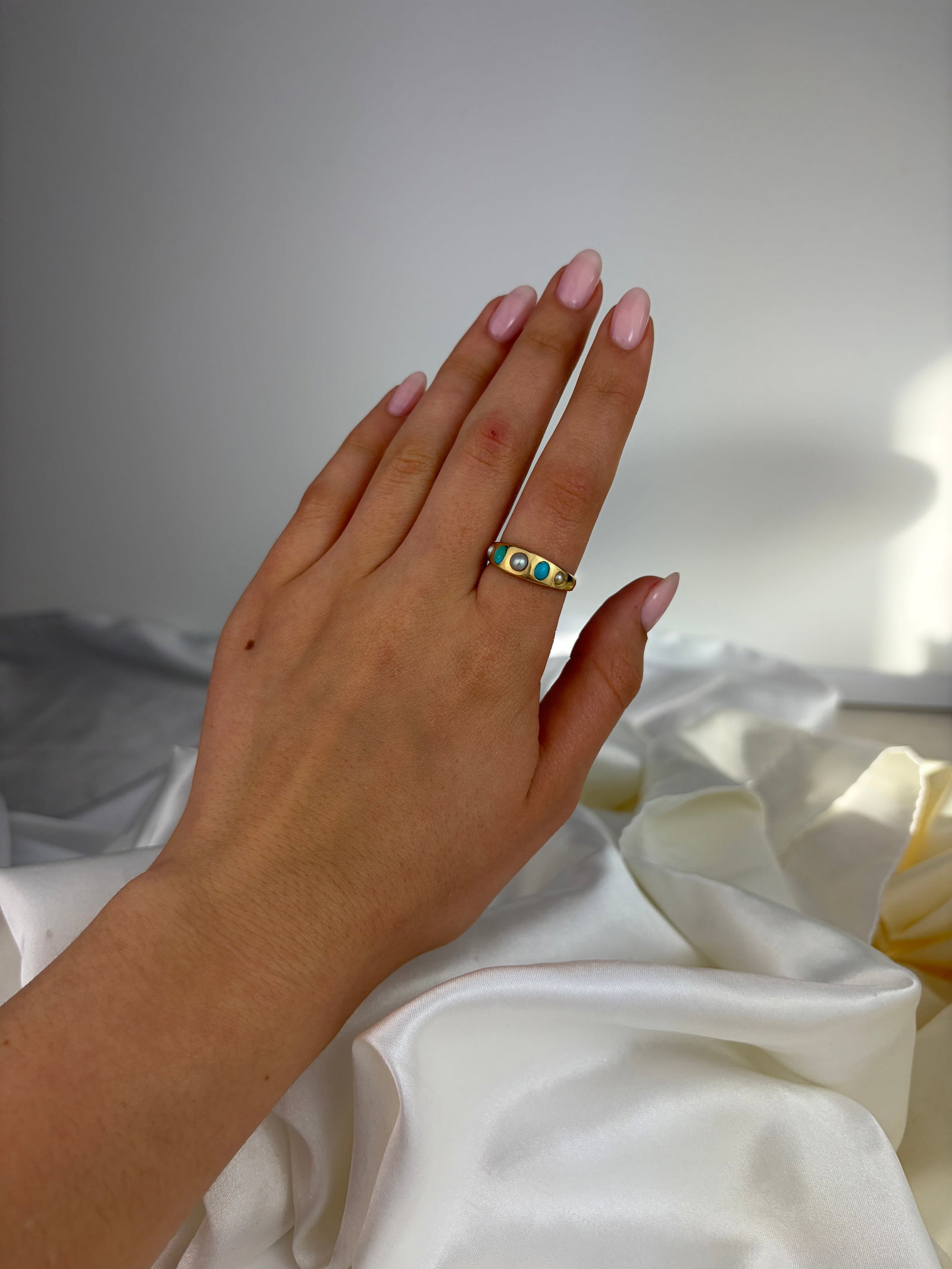 ANTIQUE 15CT YELLOW GOLD TURQUOISE AND PEARL 5 STONE RING - 7