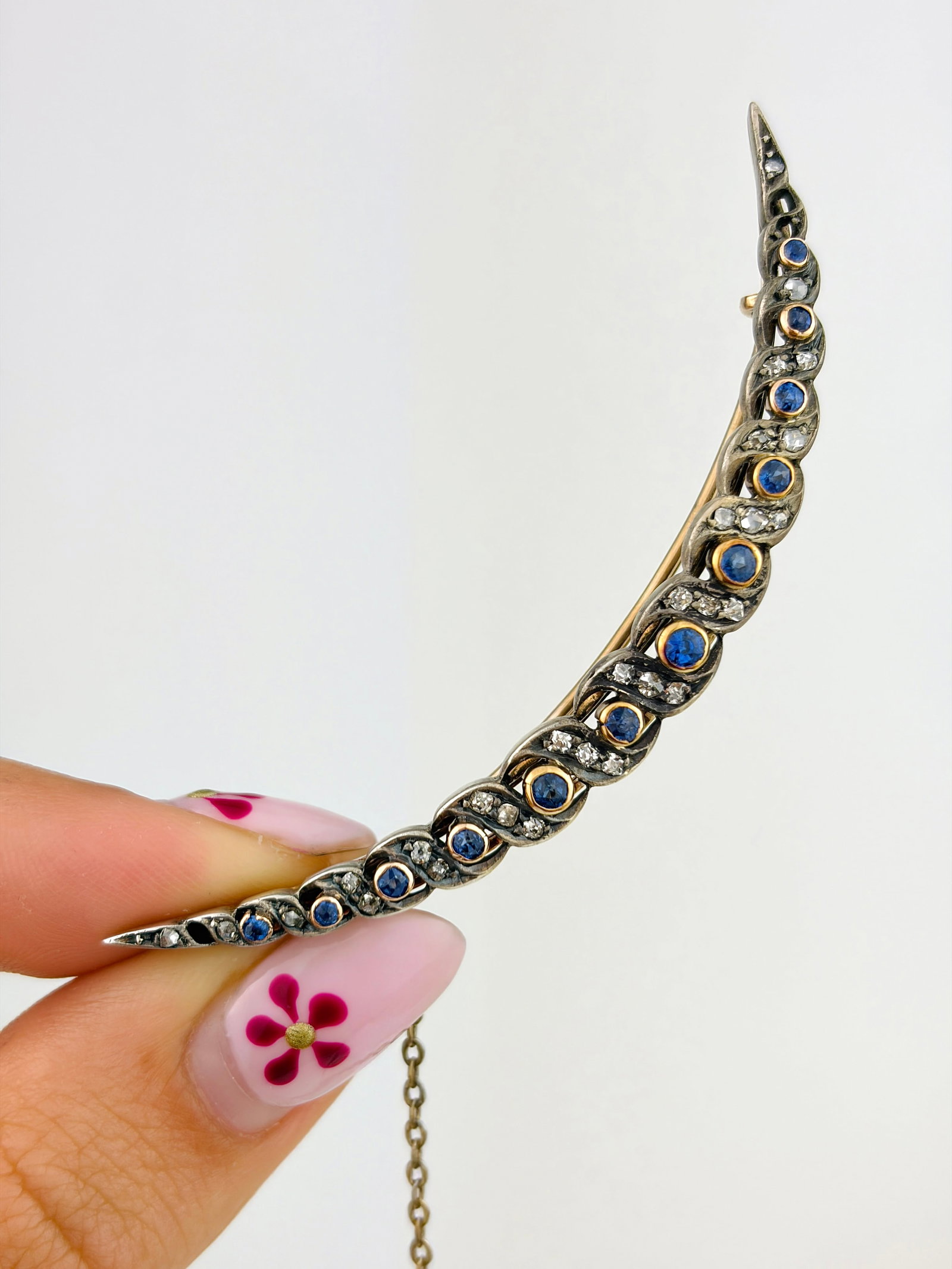 ANTIQUE EDWARDIAN SAPPHIRE AND DIAMOND TWIST CRESCENT BROOCH IN GOLD - 2