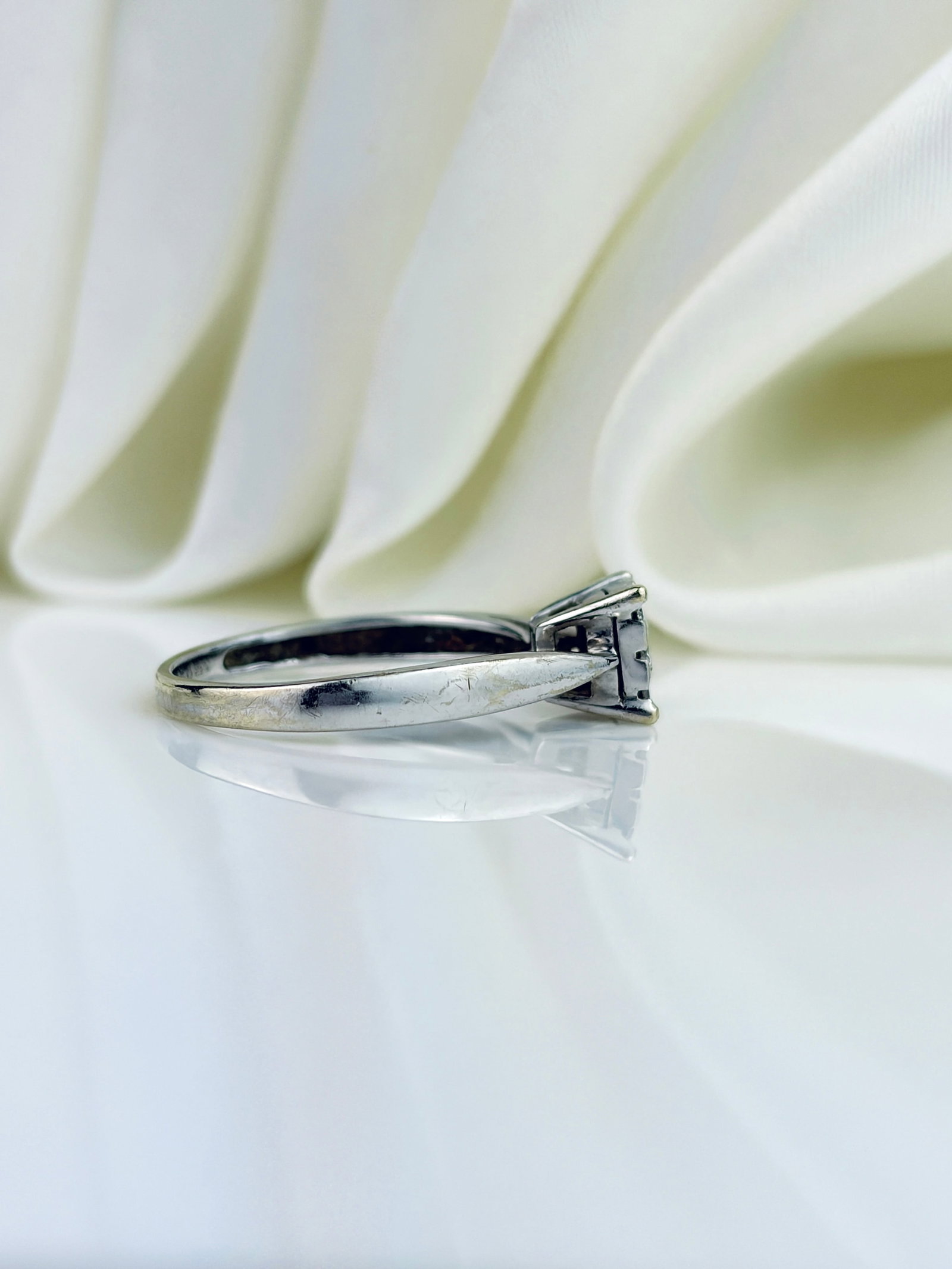 VINTAGE 9CT WHITE GOLD DIAMOND SQUARE RING - 2