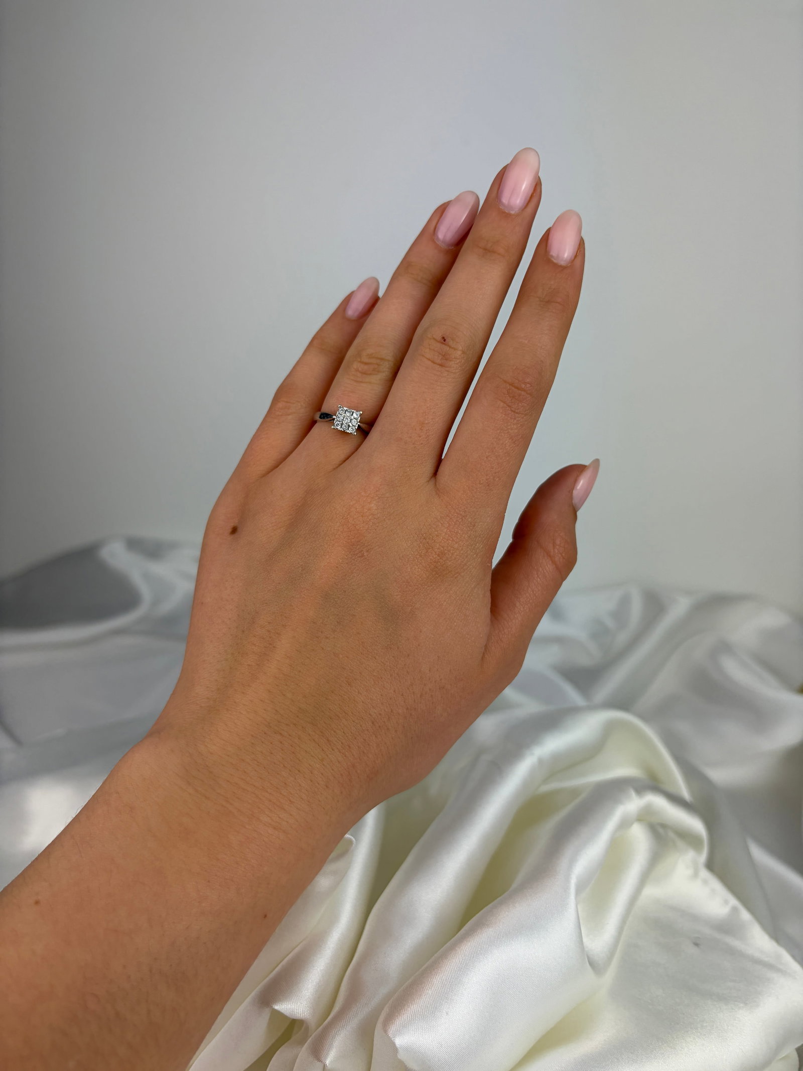 VINTAGE 9CT WHITE GOLD DIAMOND SQUARE RING - 7