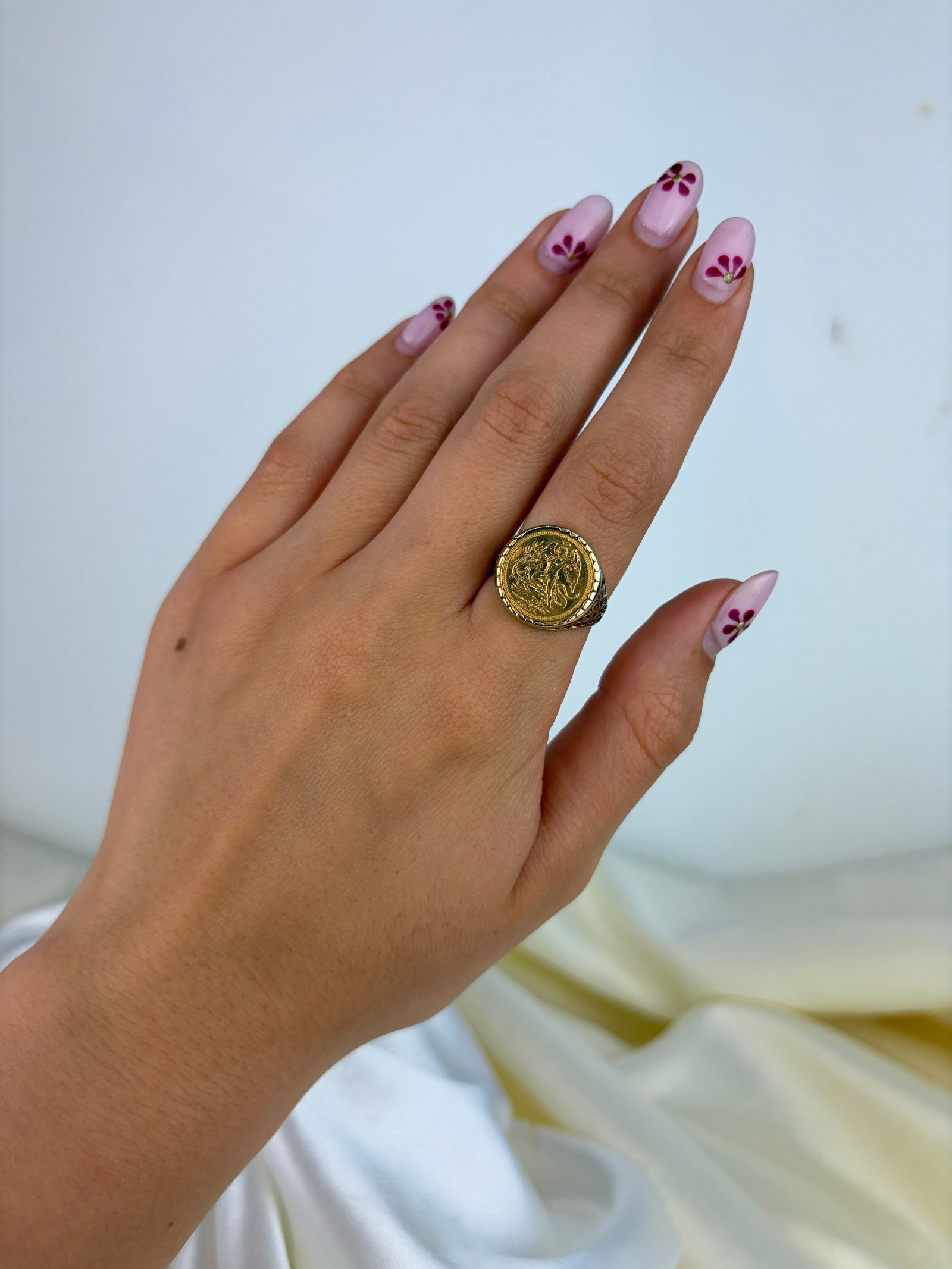 VINTAGE ISLE OF MAN 1/20 OUNCE ANGEL 22CT GOLD COIN SET INTO 9CT GOLD RING - 7