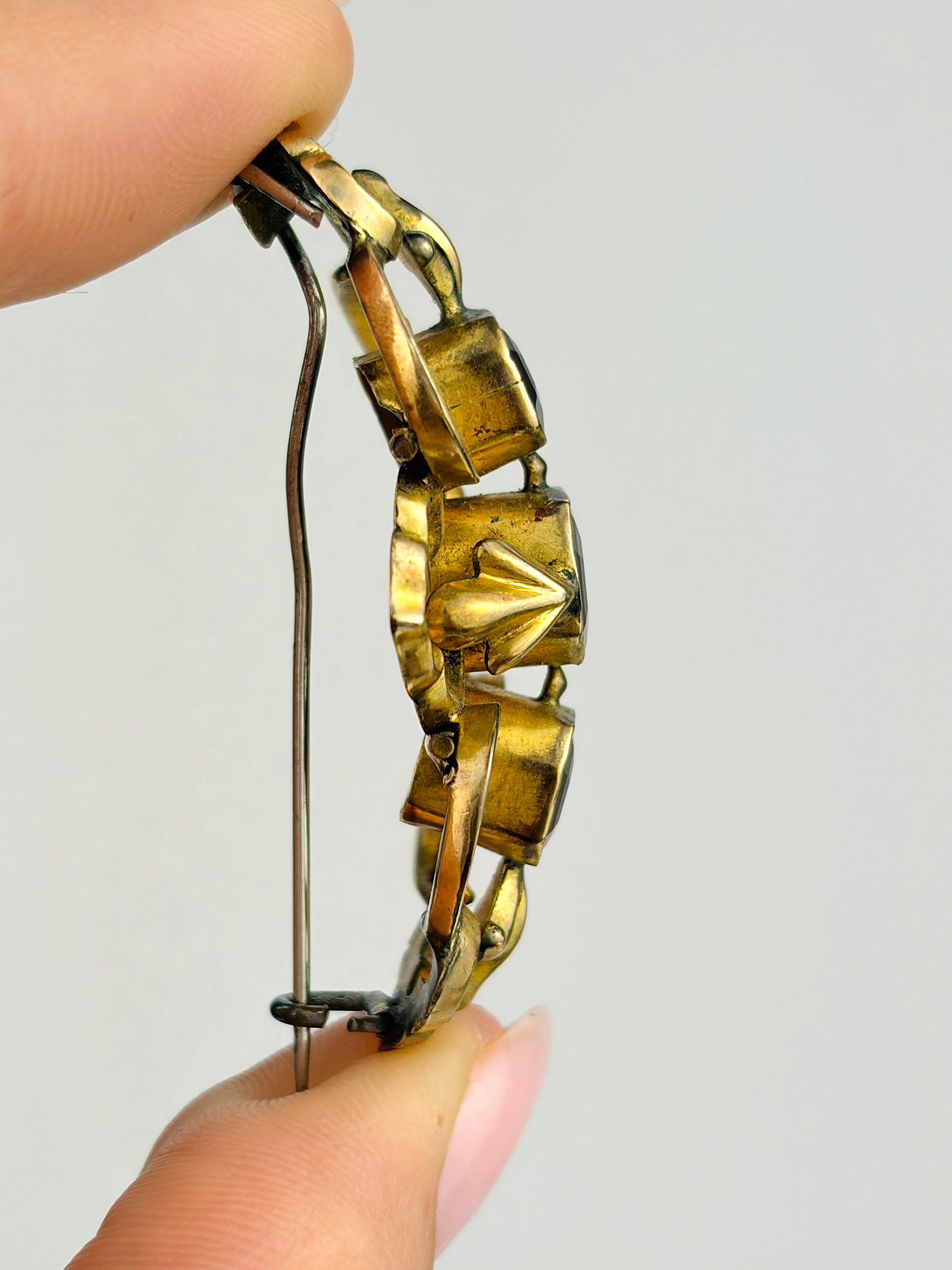 ANTIQUE 9CT YELLOW GOLD GARNET BROOCH - 2