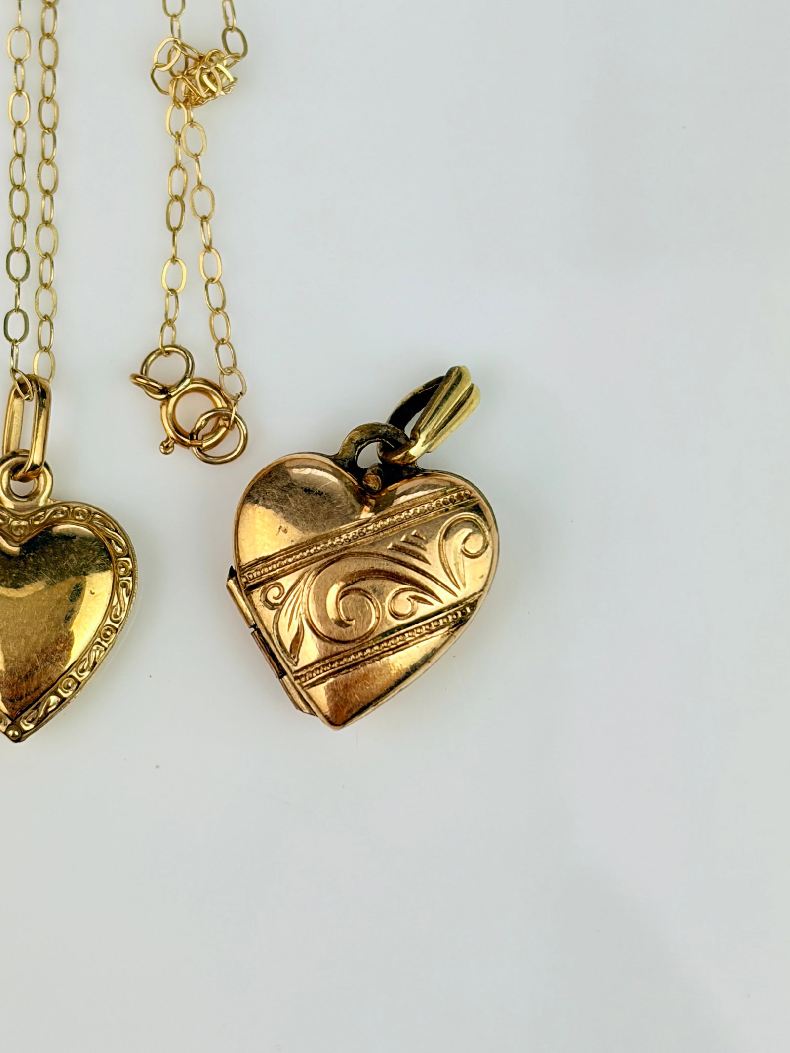 9CT GOLD HEART PENDANT ON 9CT CHAIN, AND ROLLED GOLD HEART LOCKET - 2