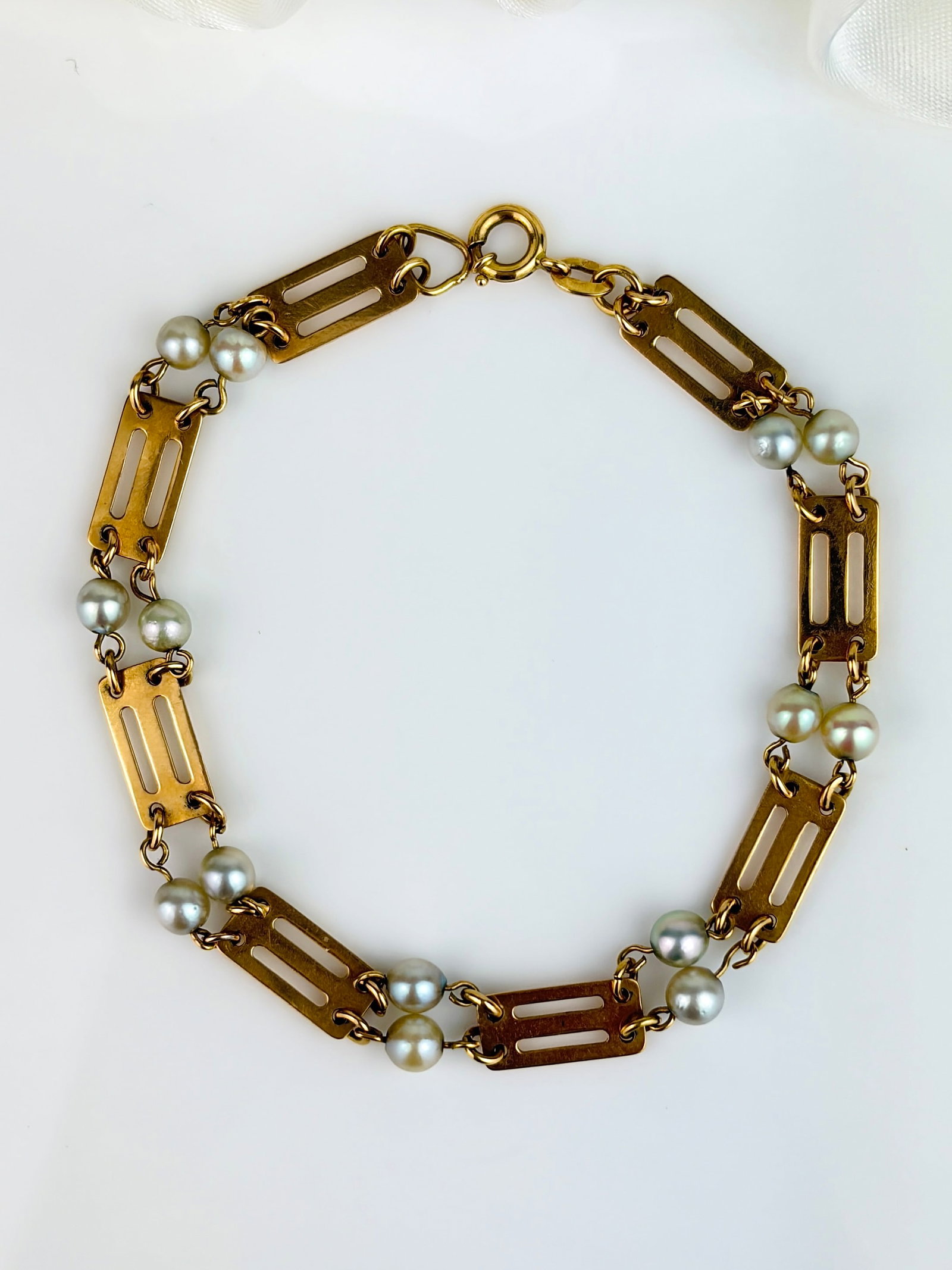 Lovely 18ct Yellow Gold and Pearl Spaced Bracelet - 2