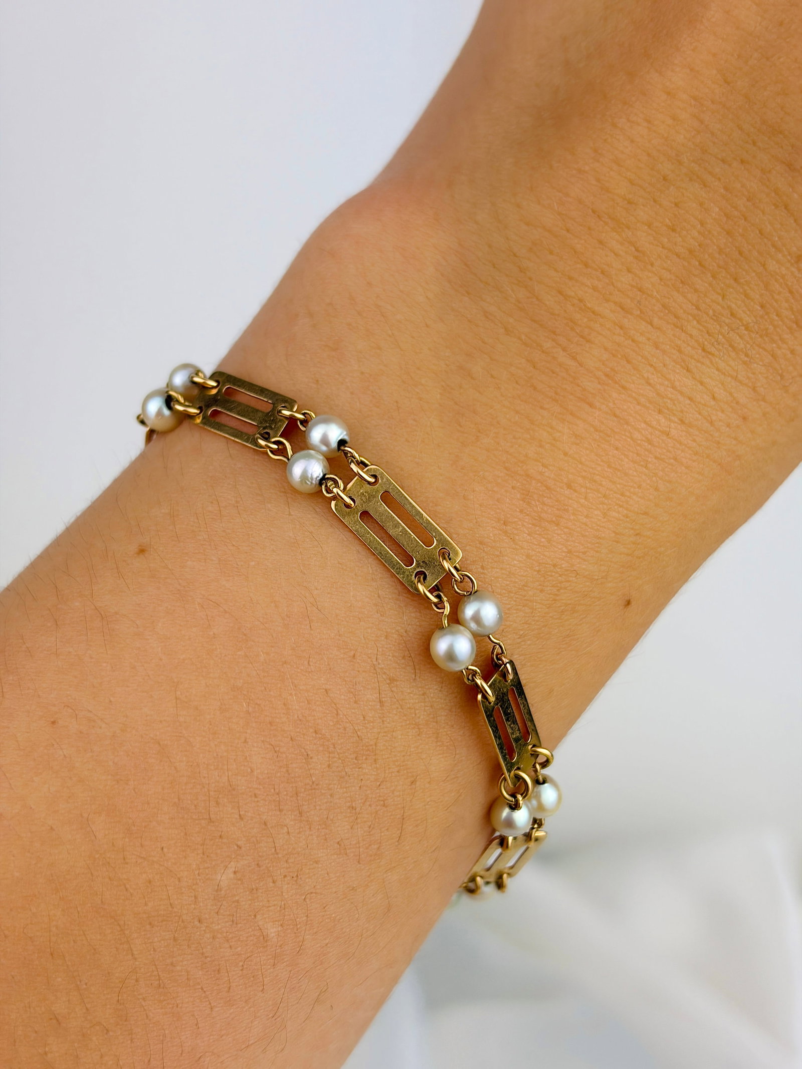 Lovely 18ct Yellow Gold and Pearl Spaced Bracelet - 7