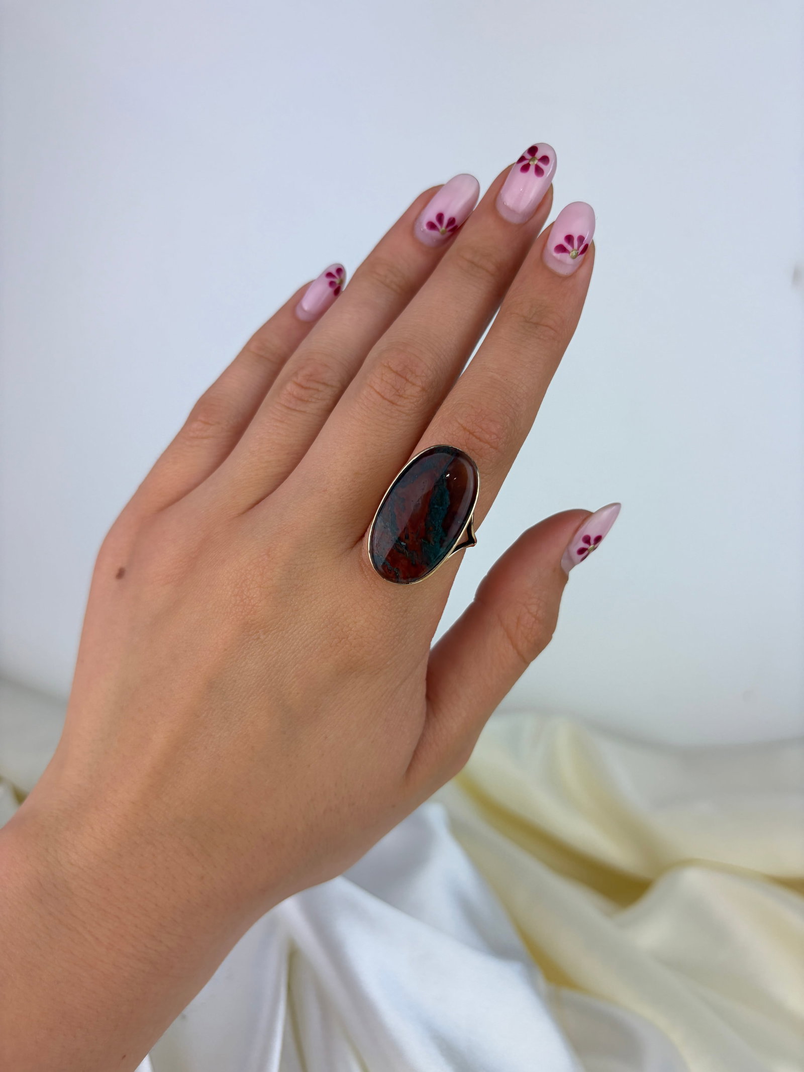VINTAGE LARGE RED AND GREEN MOSS AGATE RING IN GOLD - 7