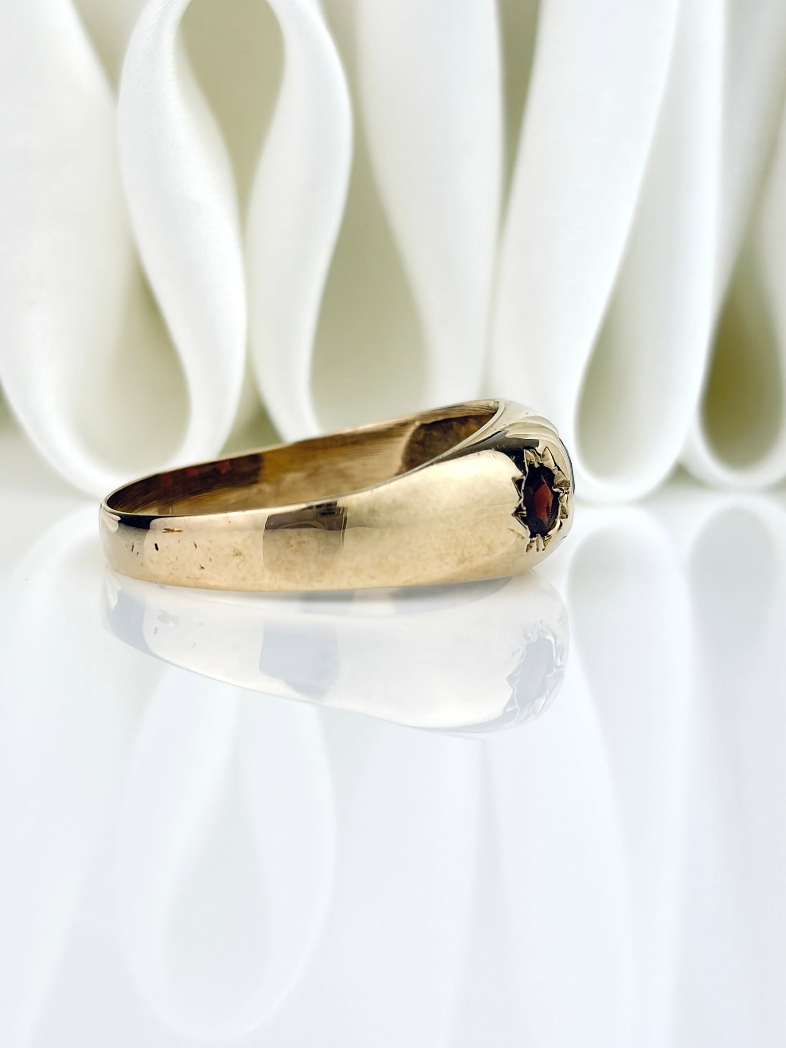 VINTAGE C.1979 CHUNKY 9CT YELLOW GOLD GARNET 3 STONE STAR RING - 2